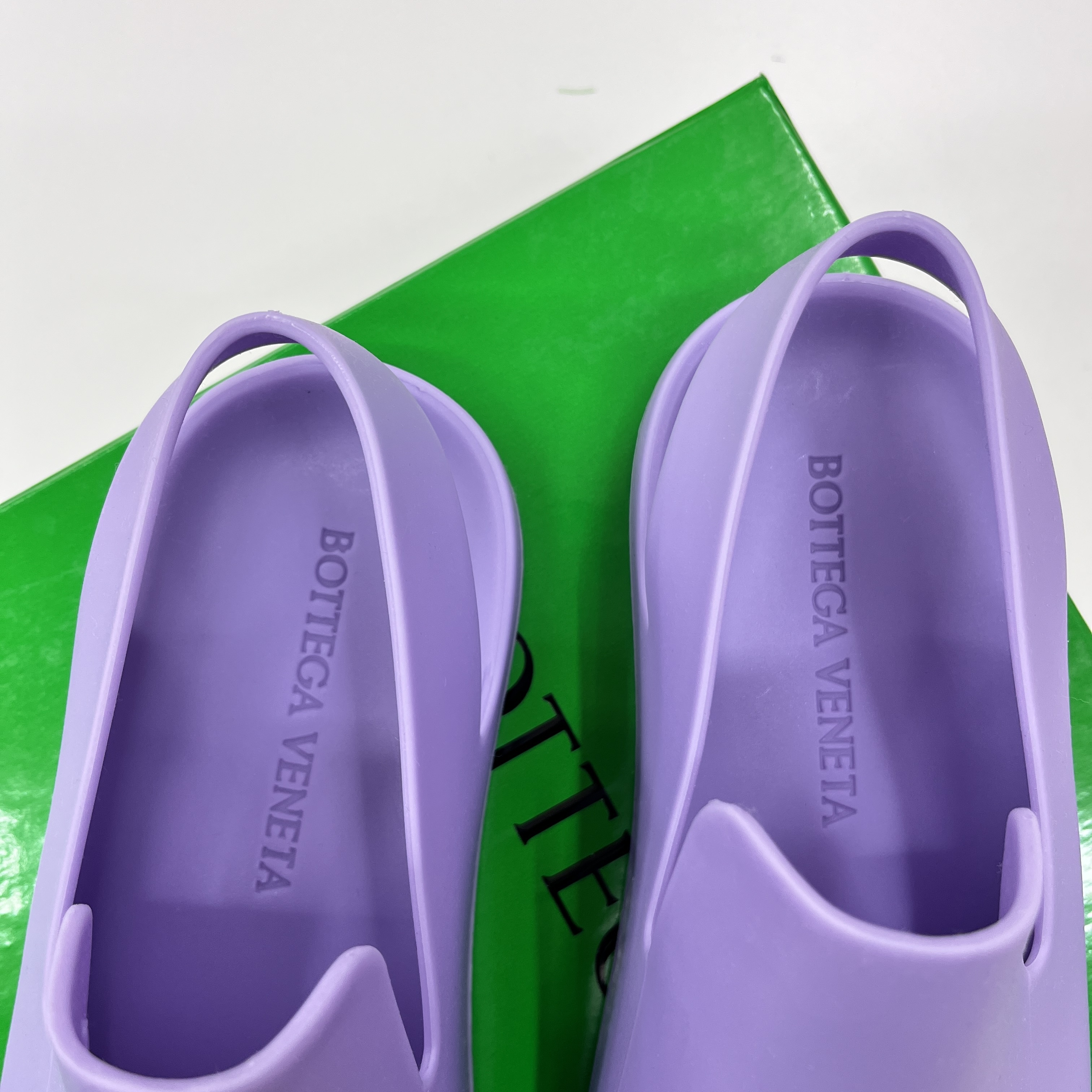 (W) Bottega Veneta Puddle Sandals Wisteria 착용 스타일 - 3