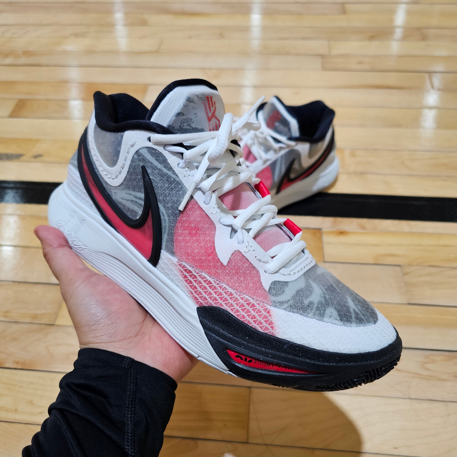 Nike Kyrie 8 White University Red 착용 스타일 - 2