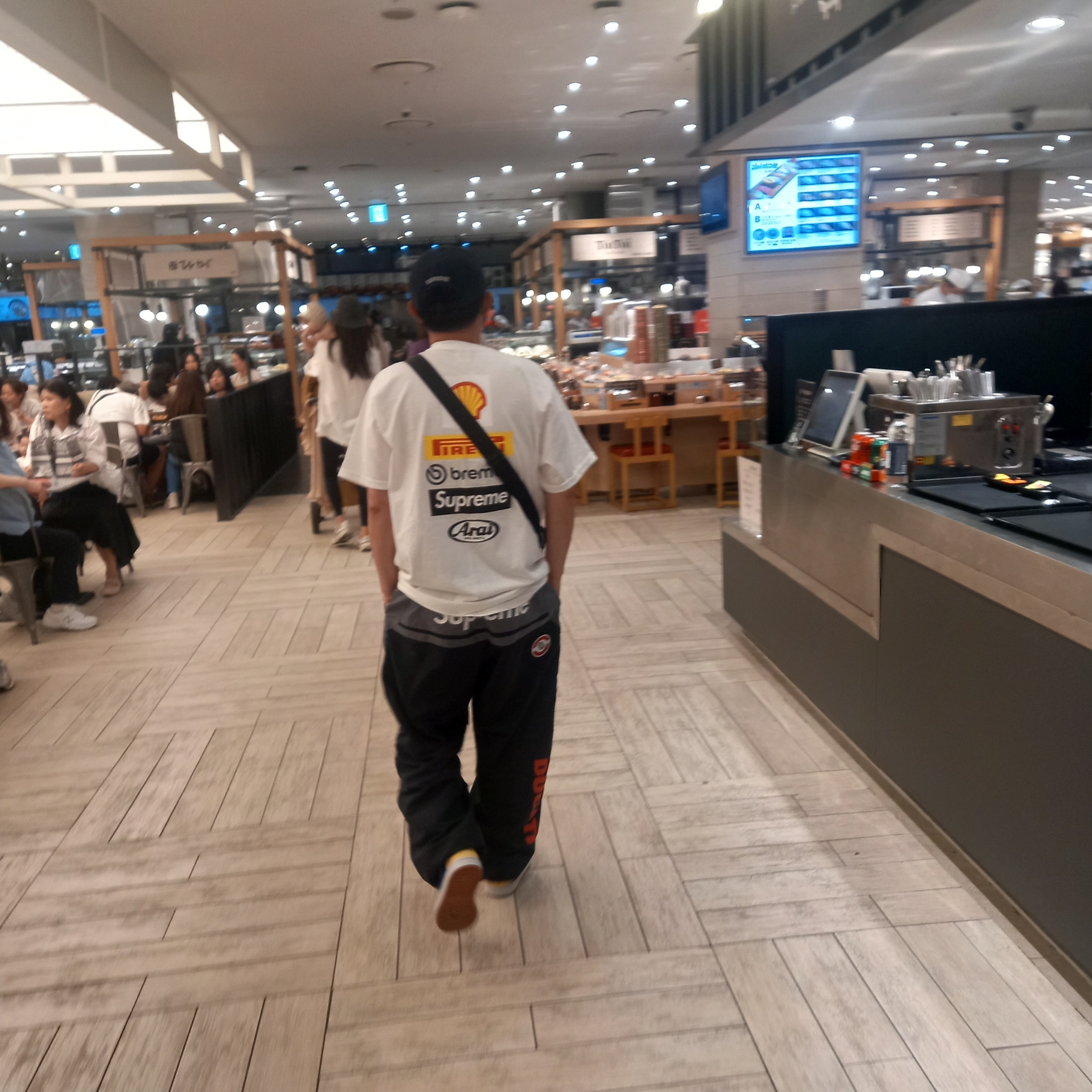 Supreme x Ducati Logos T-Shirt White - 24SS, Supreme x Ducati Track Pants Black - 24SS 착용 스타일 - 1