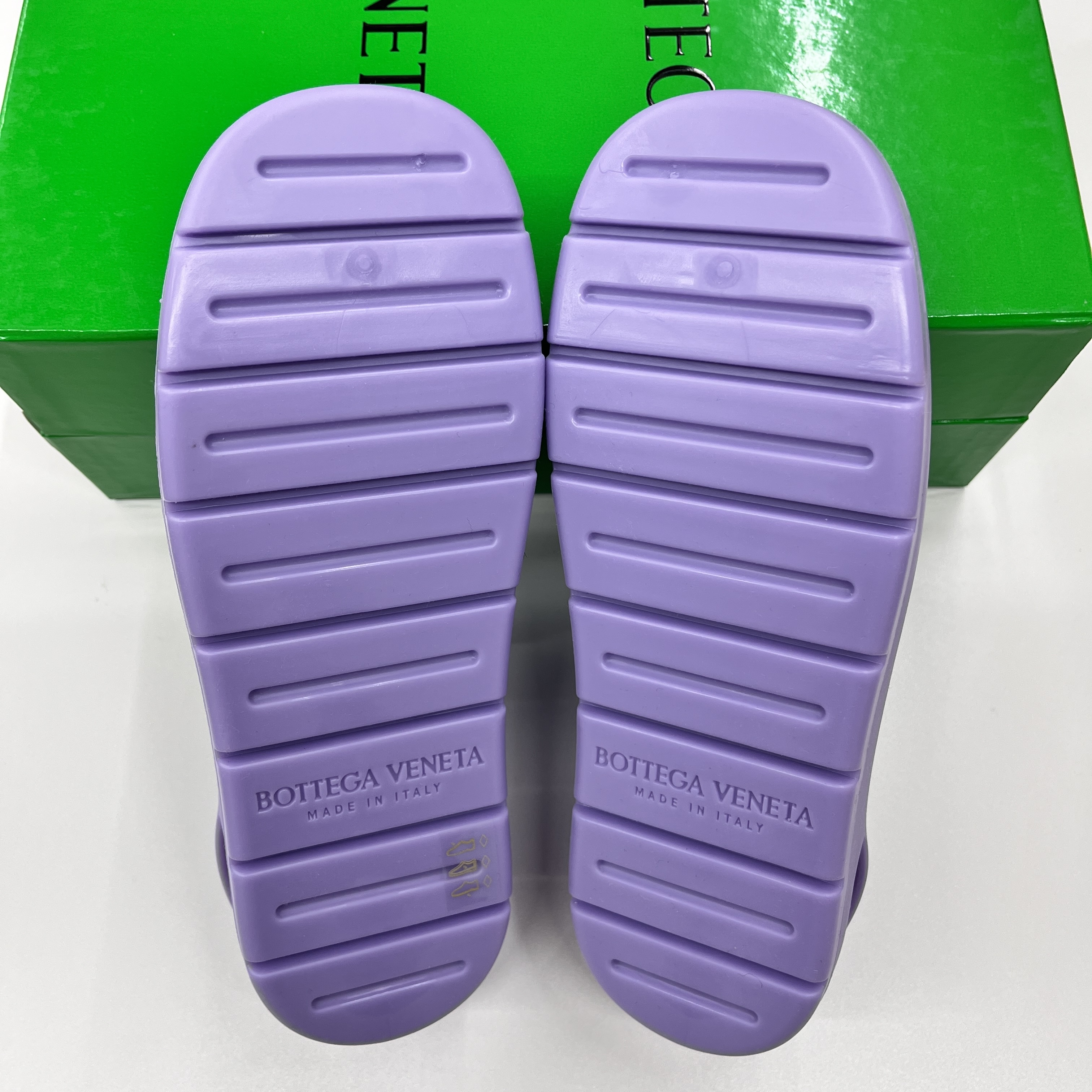 (W) Bottega Veneta Puddle Sandals Wisteria 착용 스타일 - 5