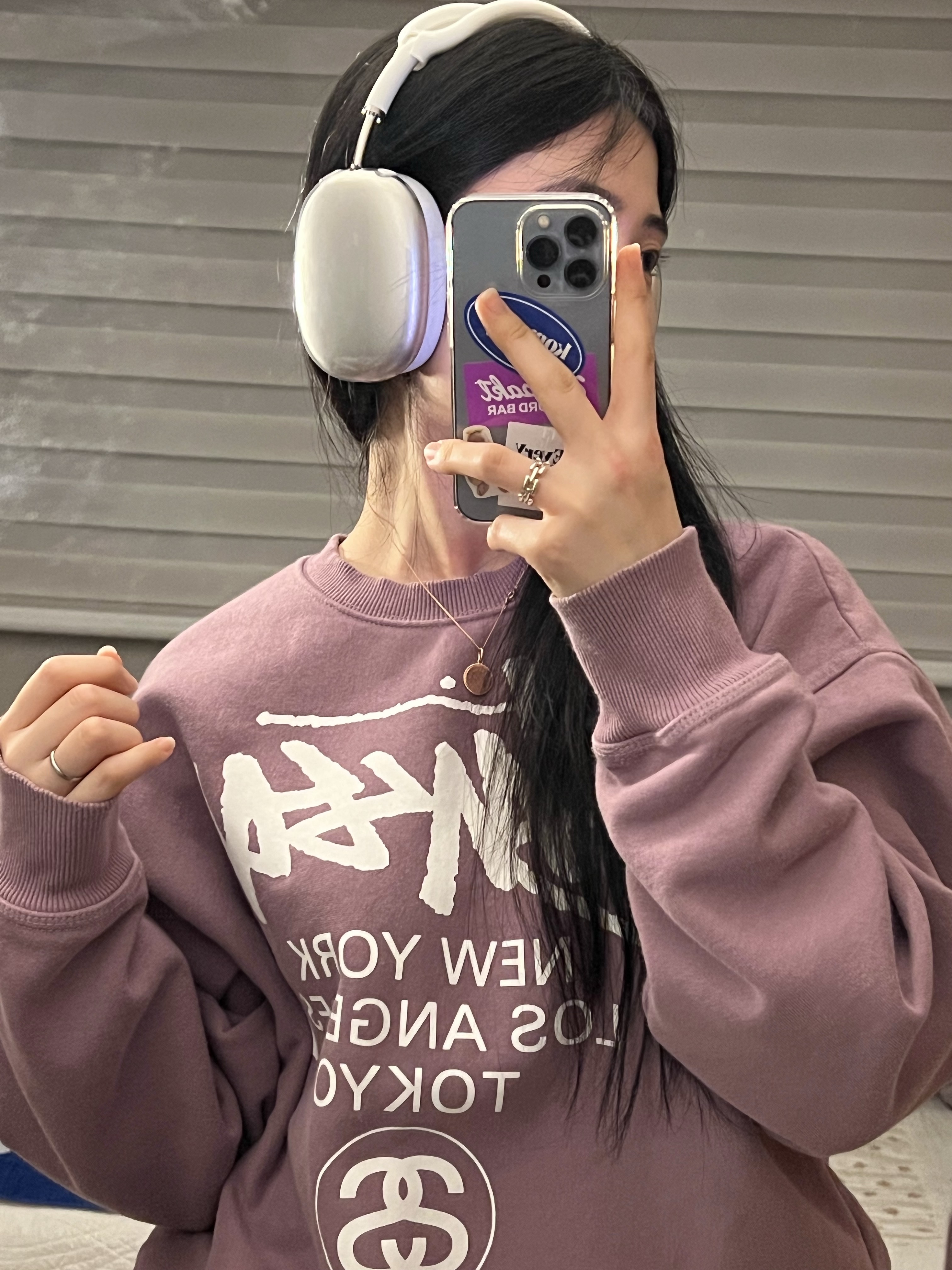 Stussy World Tour Crew Orchid 2022, Apple AirPods Max Lightning Silver (Korean Ver.) 착용 스타일 - 1