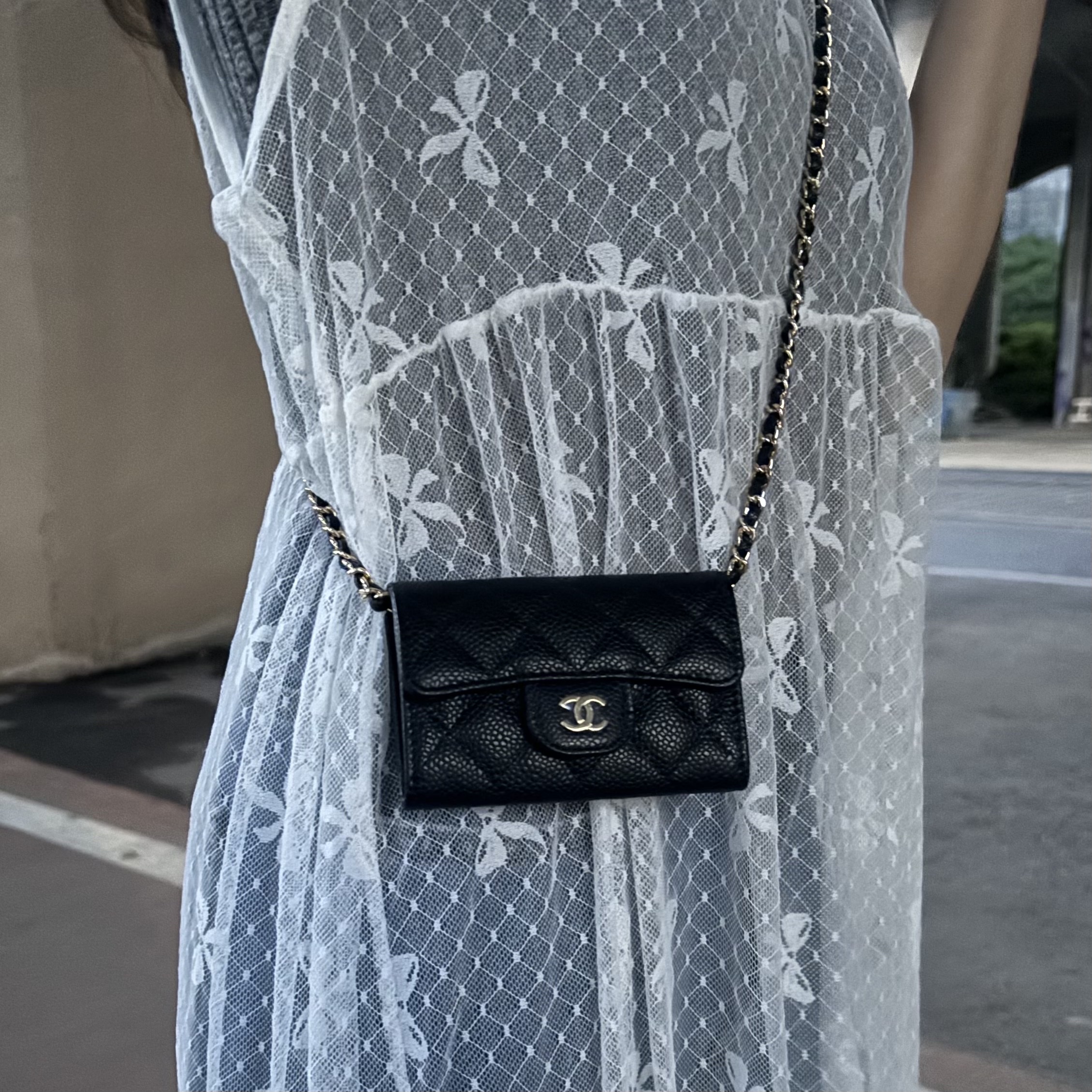 Chanel Classic Card Holder Grained Calfskin & Gold Black 착용 스타일 - 1