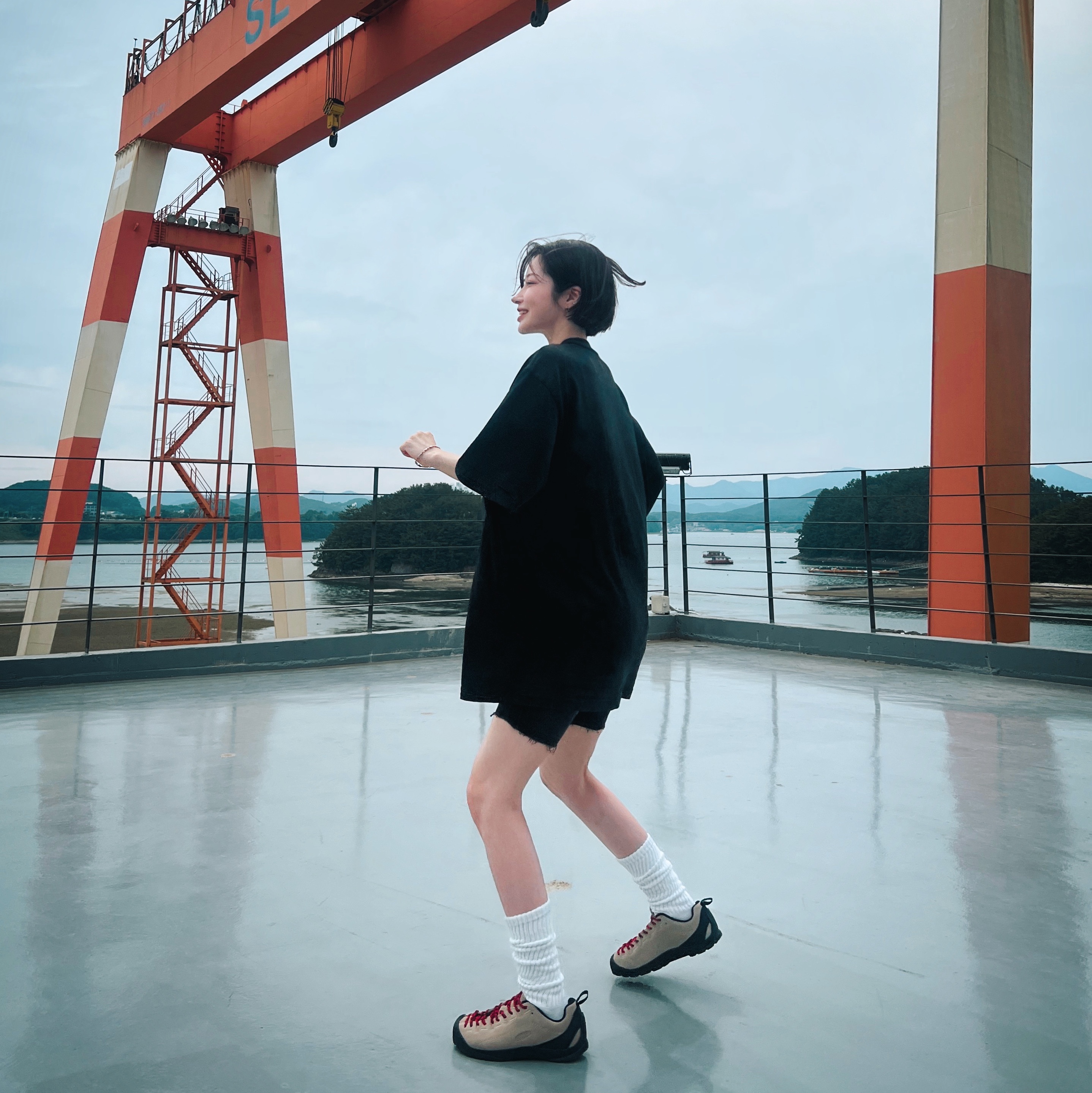 슈프림 올드 잉글리시 숏슬리브 탑 블랙 - 23FW, (W) 킨 재스퍼 스웨이드 스니커즈 실버 밍크 착용 스타일 - 1