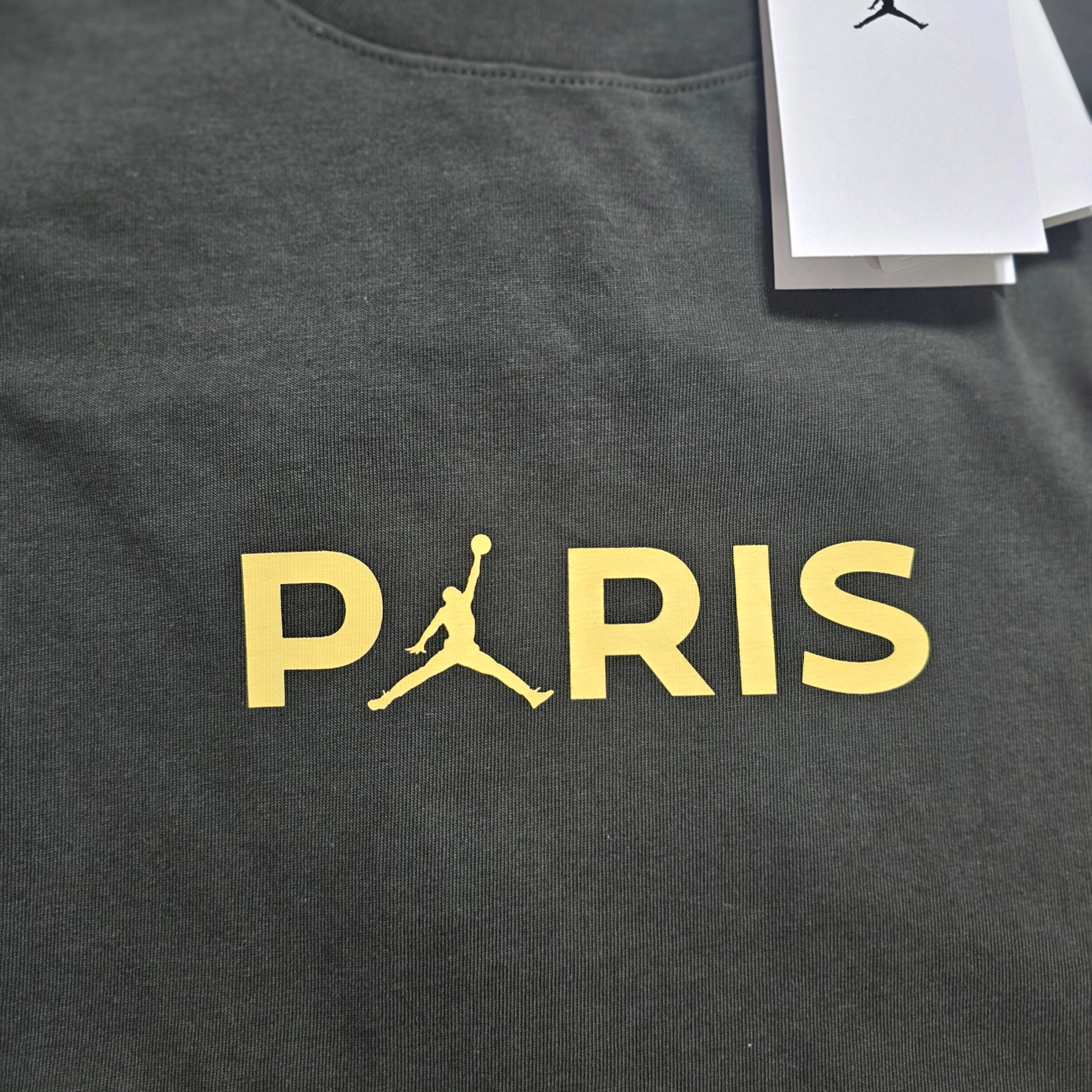 Jordan x Paris Saint-Germain T-Shirt Sequoia Saturn Gold - Asia 착용 스타일 - 1