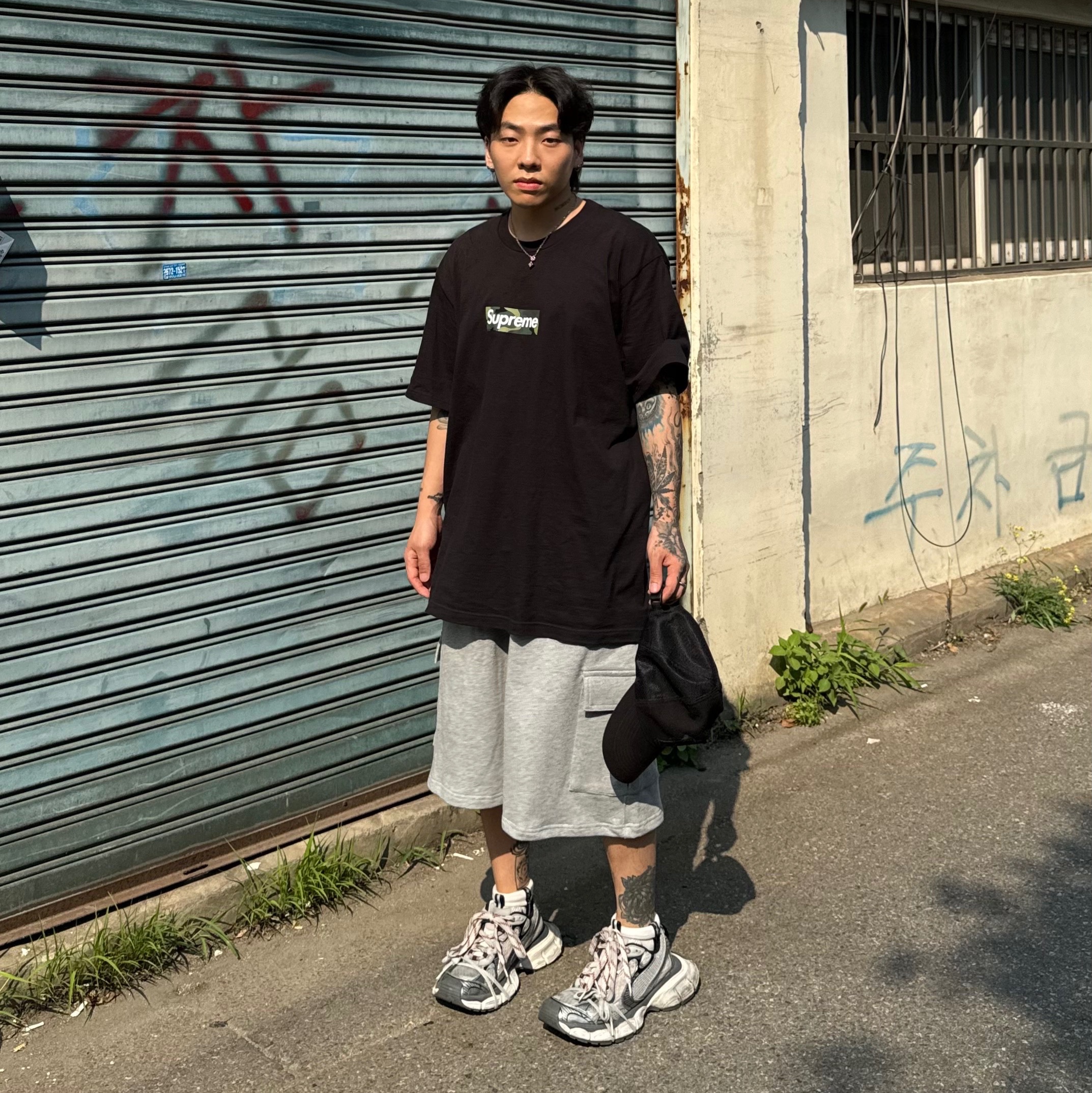 Supreme Box Logo T-Shirt White - 23FW, Supreme Box Logo T-Shirt Black - 23FW 착용 스타일 - 2