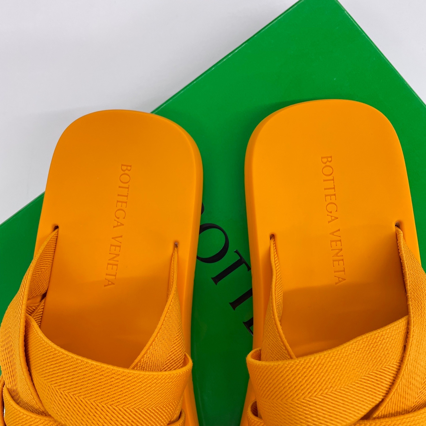 Bottega Veneta Plat Mule Tangerine 착용 스타일 - 3
