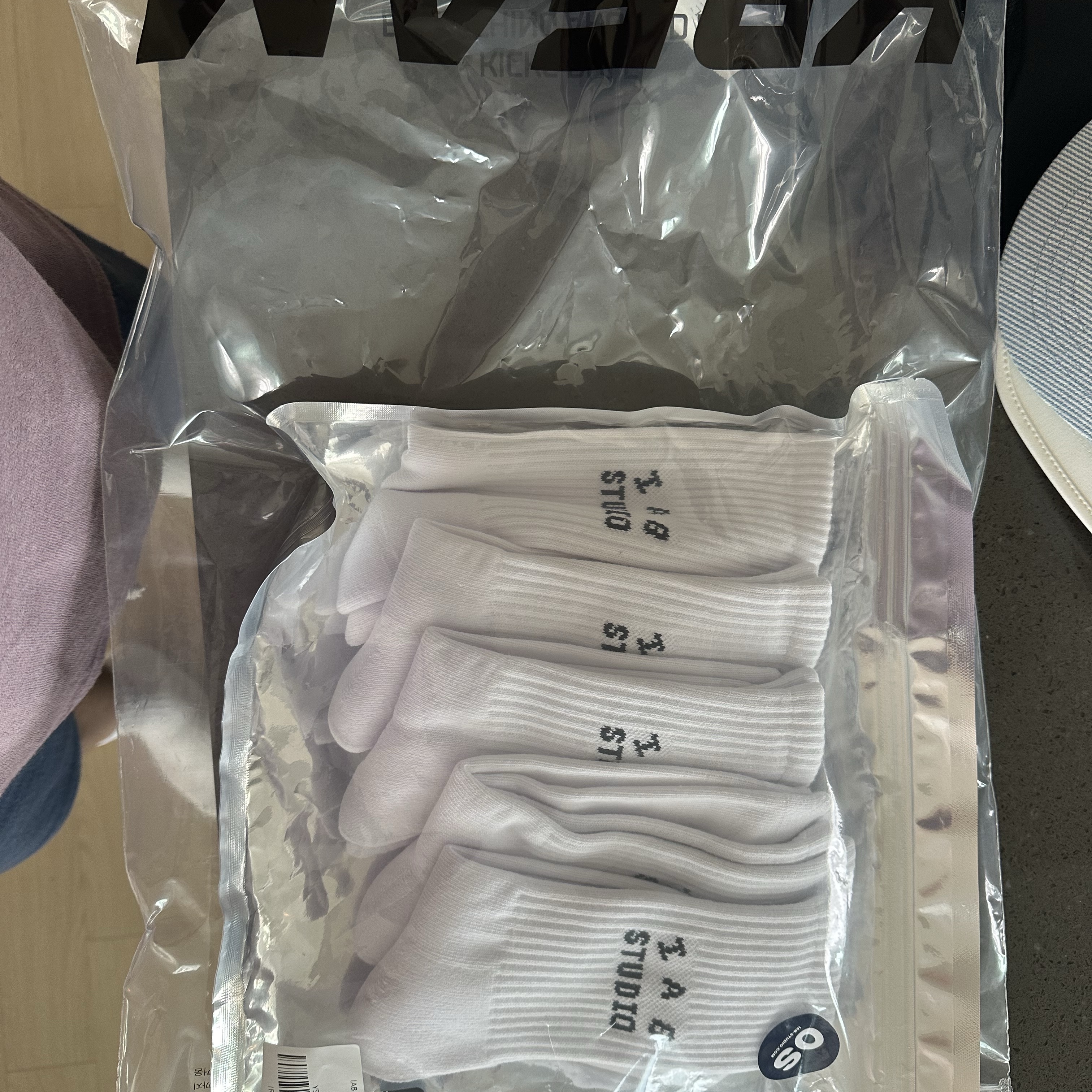 IAB Studio Socks White (5 Pack) 착용 스타일