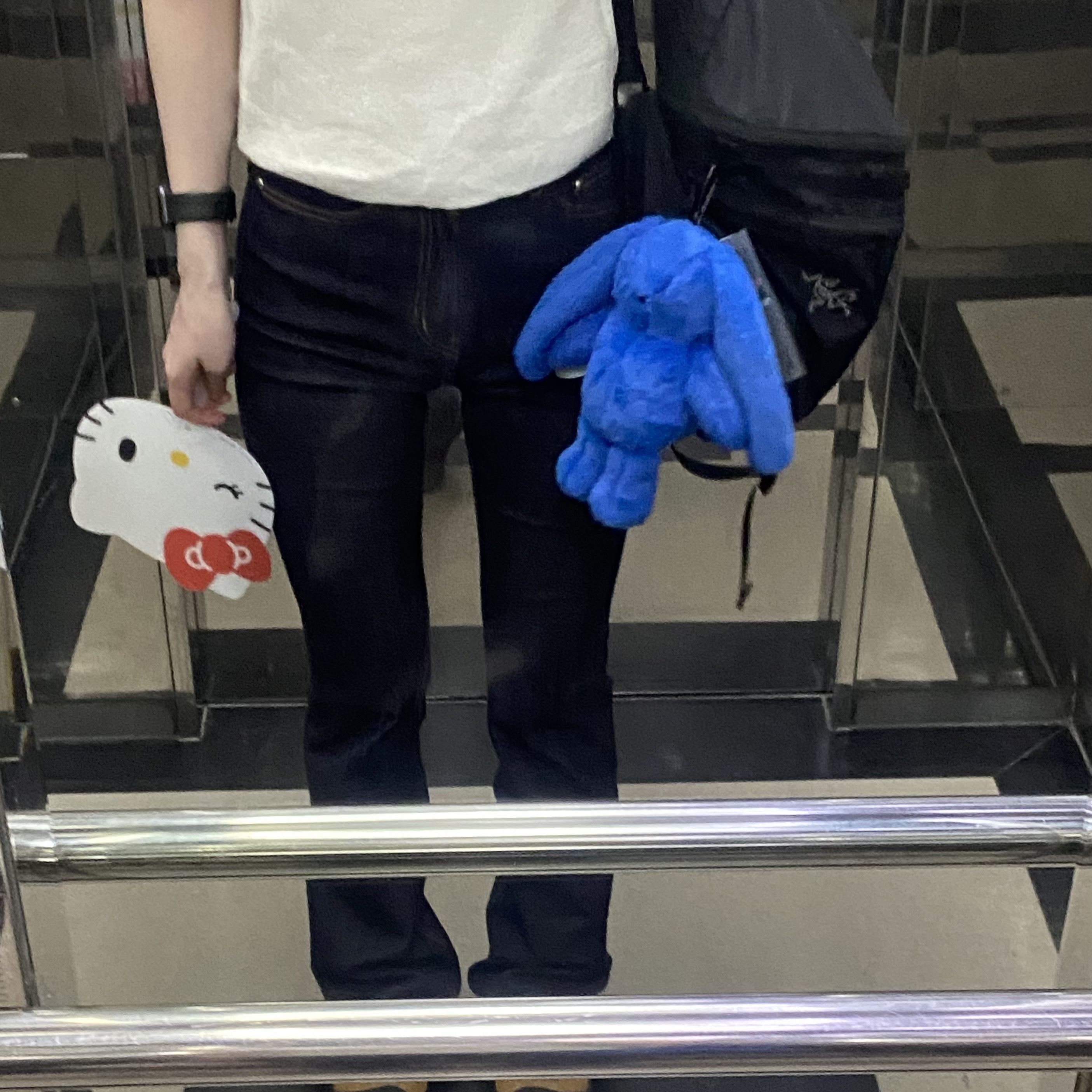 NewJeans x Coller Rabbit Pouch Tide Blue, Arc'teryx Heliad 15 Backpack Black 착용 스타일 - 2