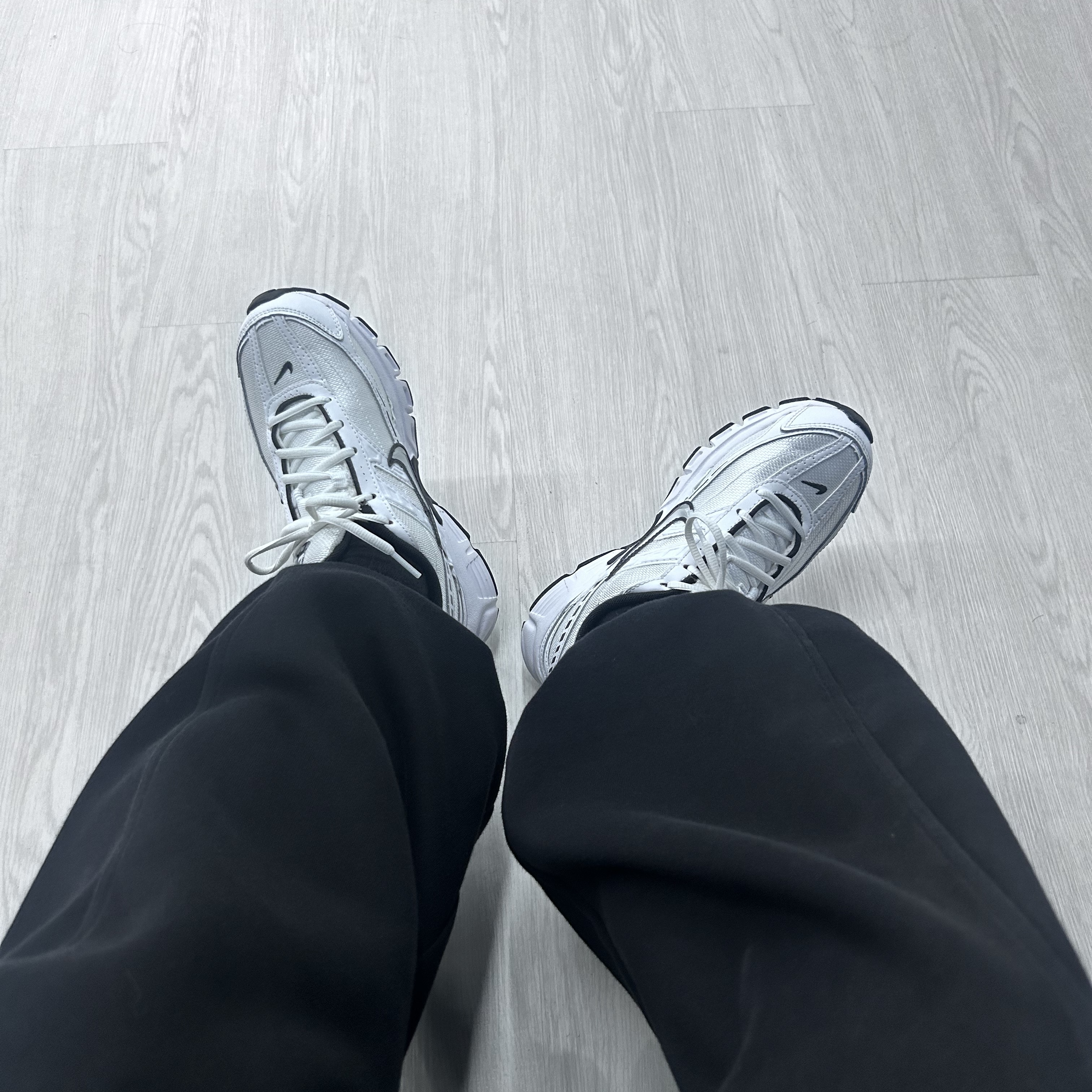 (W) Nike Initiator White Black 착용 스타일