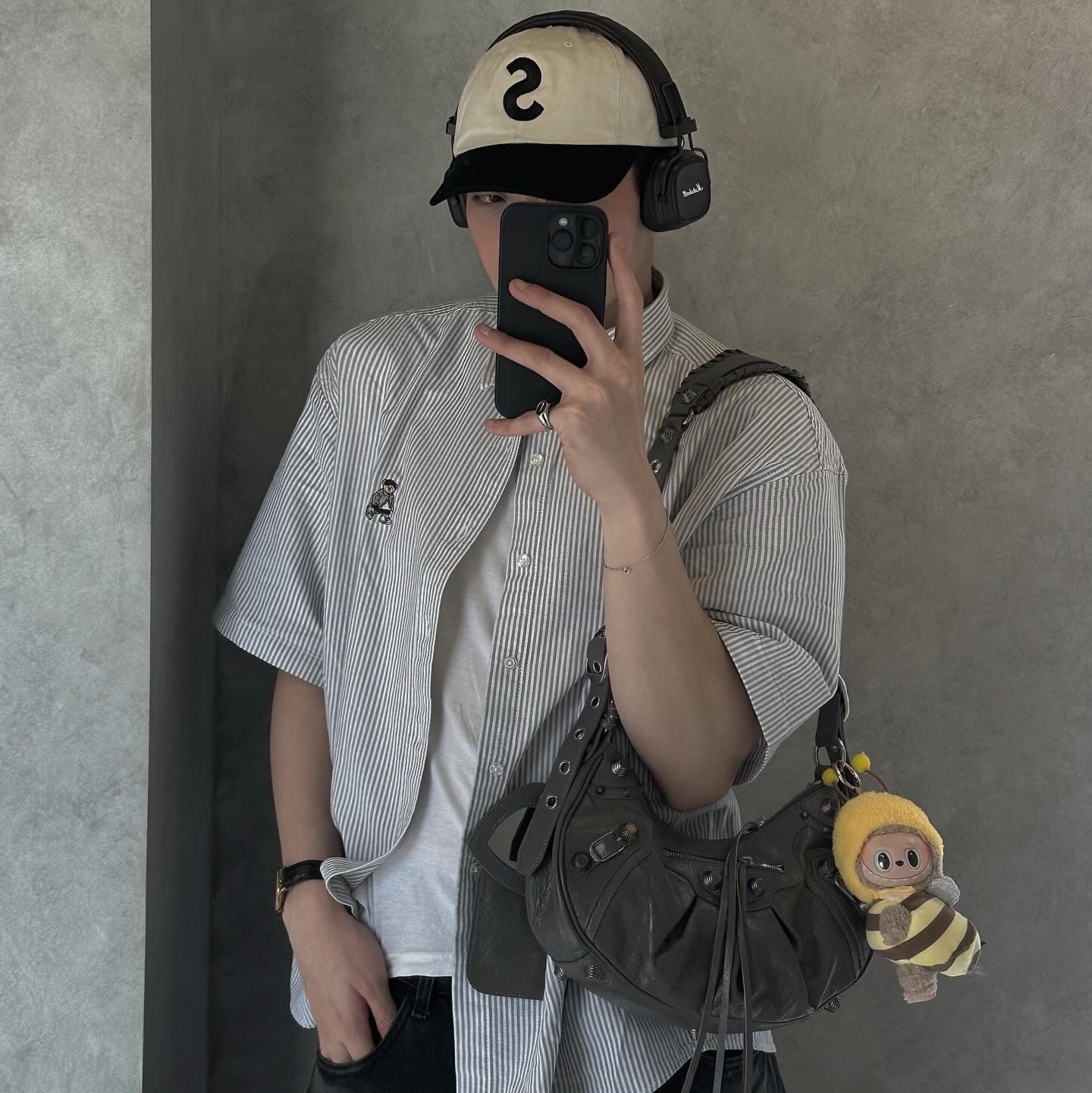 Supreme 2-Tone S Logo 6-Panel Stone - 24SS, Balenciaga Le Cagole Small Shoulder Bag Dark Grey 착용 스타일 - 1