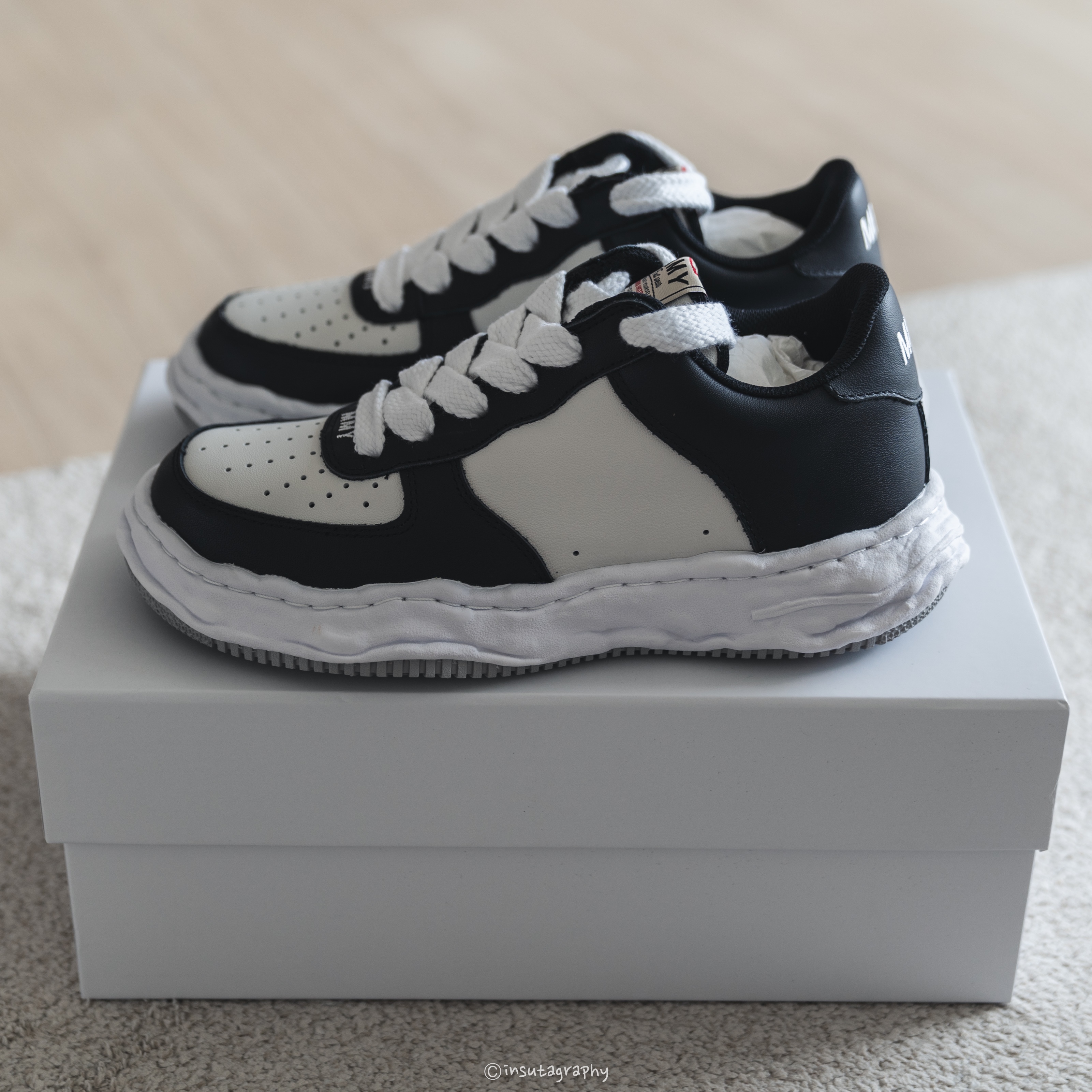 Maison Mihara Yasuhiro Wayne OG Sole Leather Low-top Sneakers Black White 착용 스타일 - 5