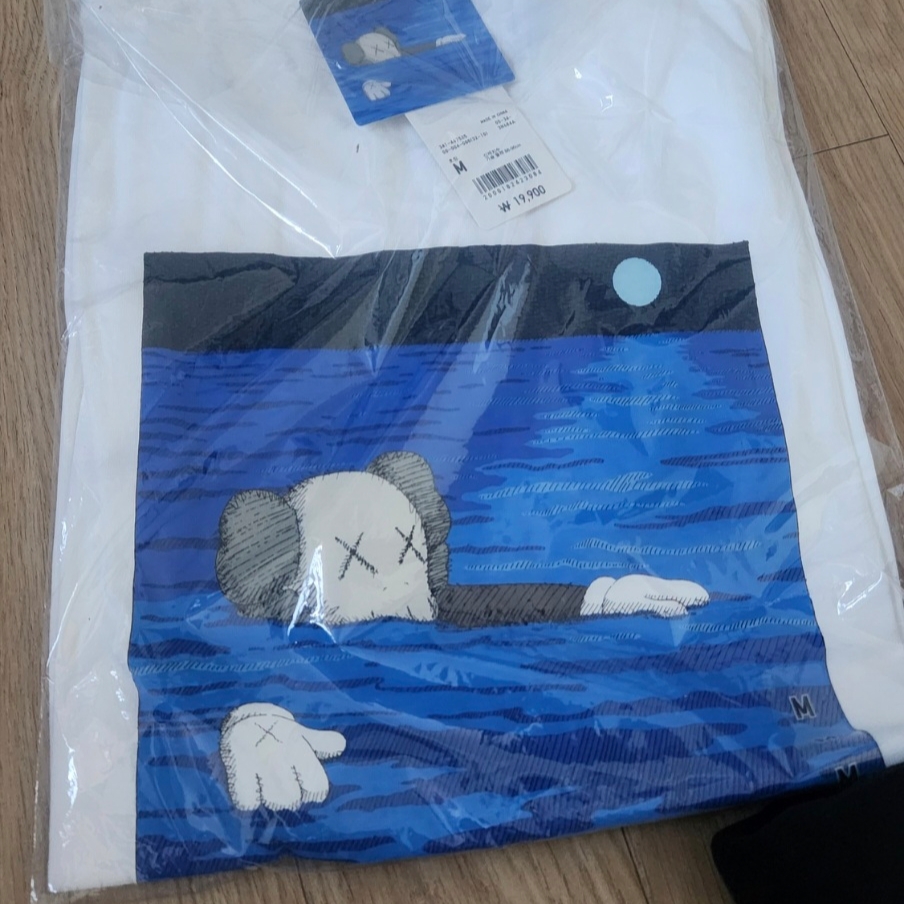 Uniqlo UT x Kaws Short Sleeve Graphic T-Shirt White 착용 스타일