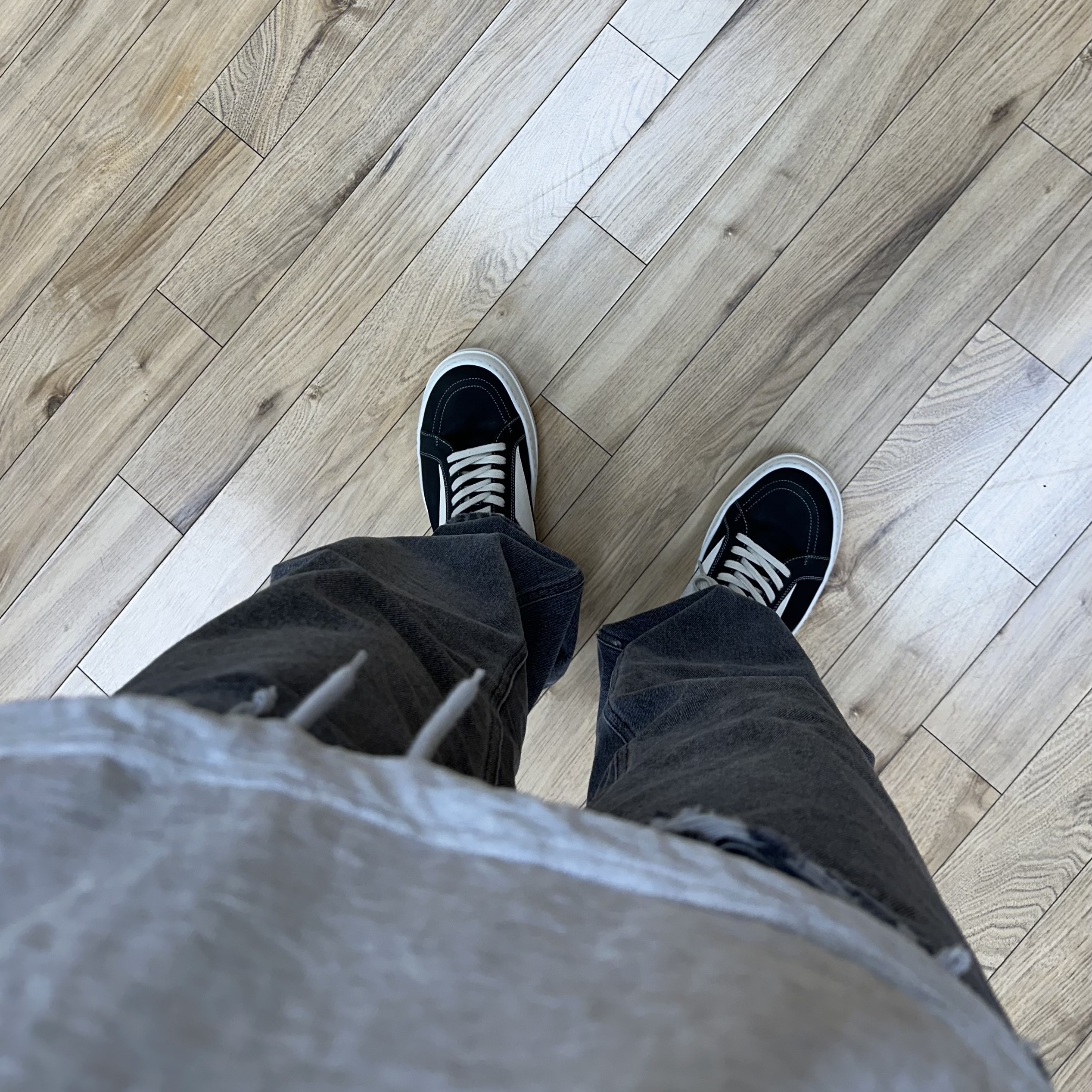 Rick Owens Luxor Vintage Sneakers Black Milk 착용 스타일