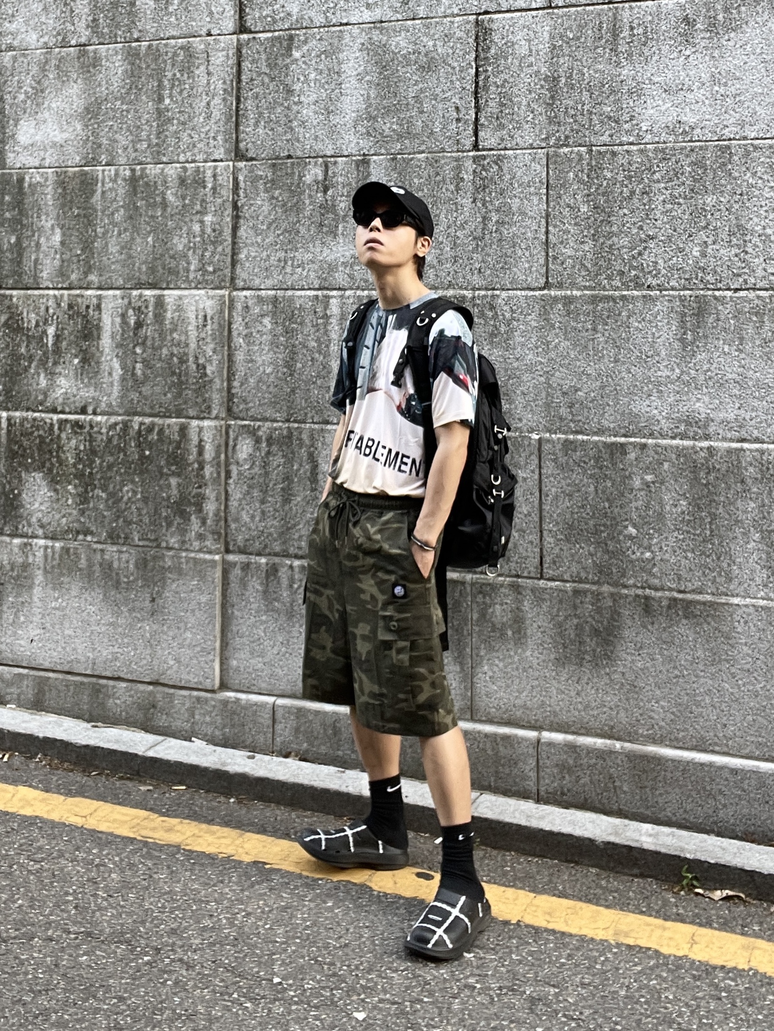 우포스 x 언더커버 클로그 블랙, 젠틀 몬스터 x 메종 마르지엘라 MM007 블랙 블랙 착용 스타일 - 2