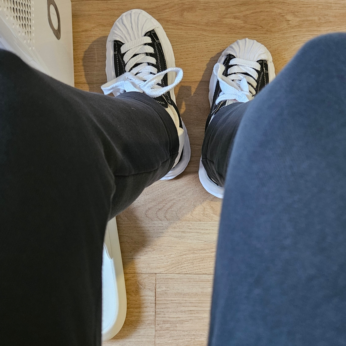 Maison Mihara Yasuhiro Blakey OG Sole Canvas Low-top Sneakers Black White 착용 스타일 - 1
