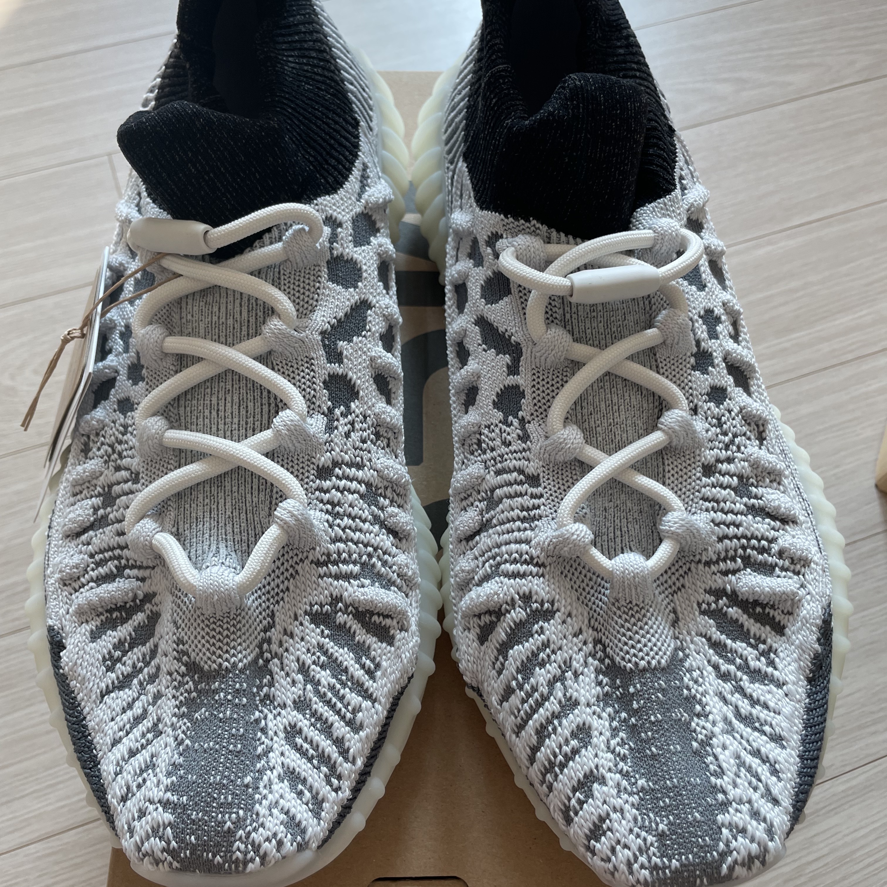 Adidas Yeezy 350 V2 CMPCT Slate White 착용 스타일 - 1