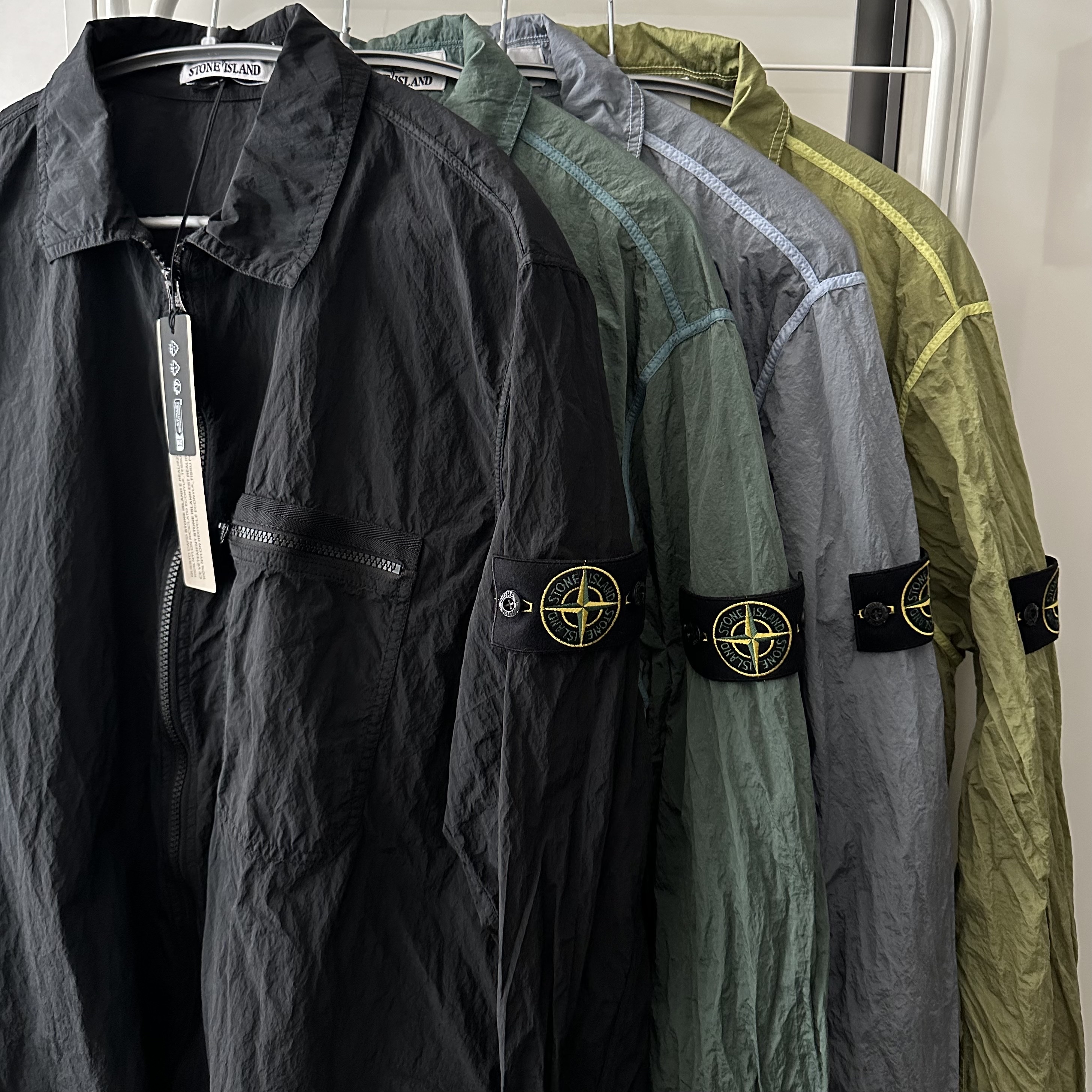 Stone Island 11219 Nylon Metal In Econyl Regenerated Nylon Overshirt Black - 24SS, Stone Island 11219 Nylon Metal In Econyl Regenerated Nylon Overshirt Lemon - 24SS 착용 스타일 - 1