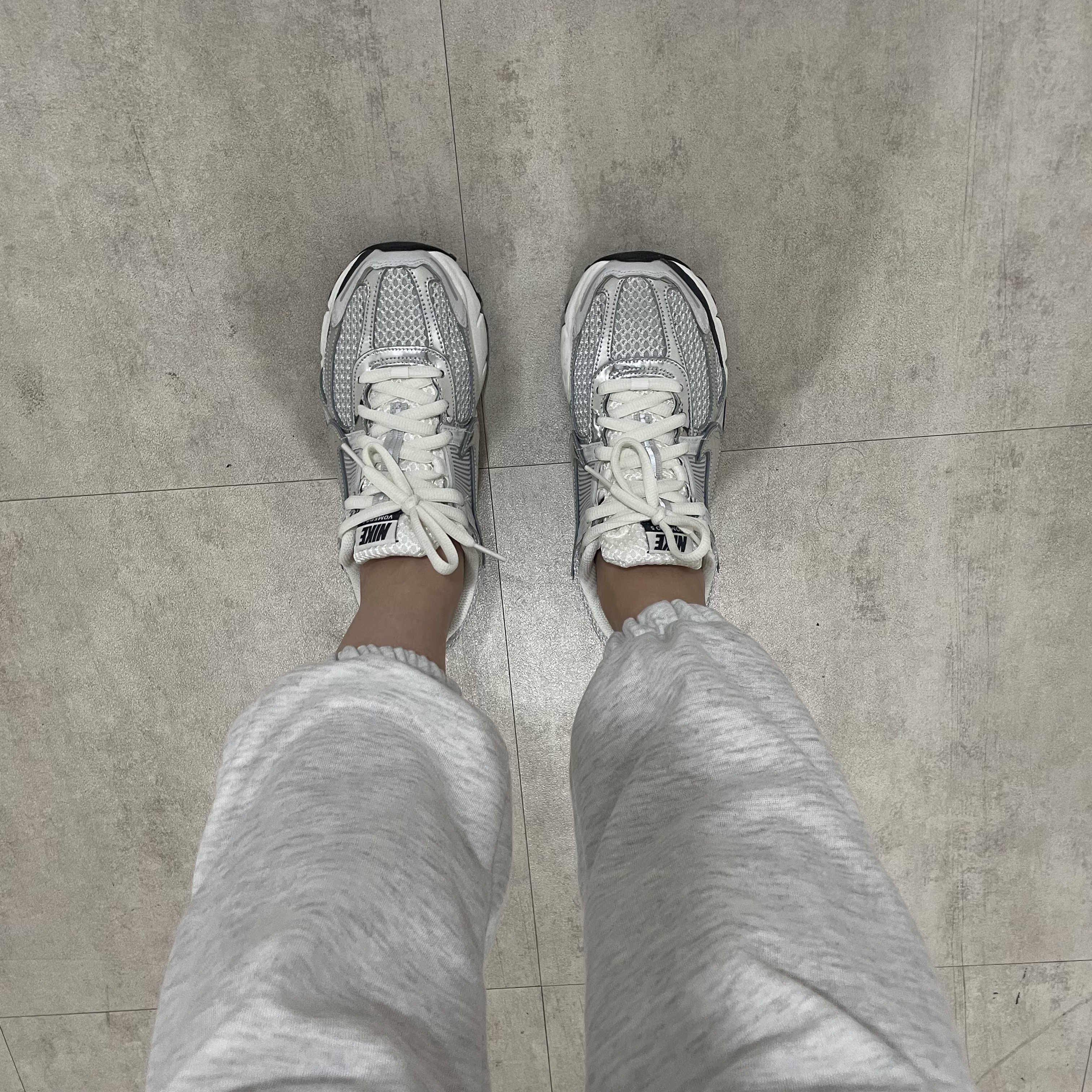 (W) Nike Zoom Vomero 5 Photon Dust and Metallic Silver 착용 스타일 - 4