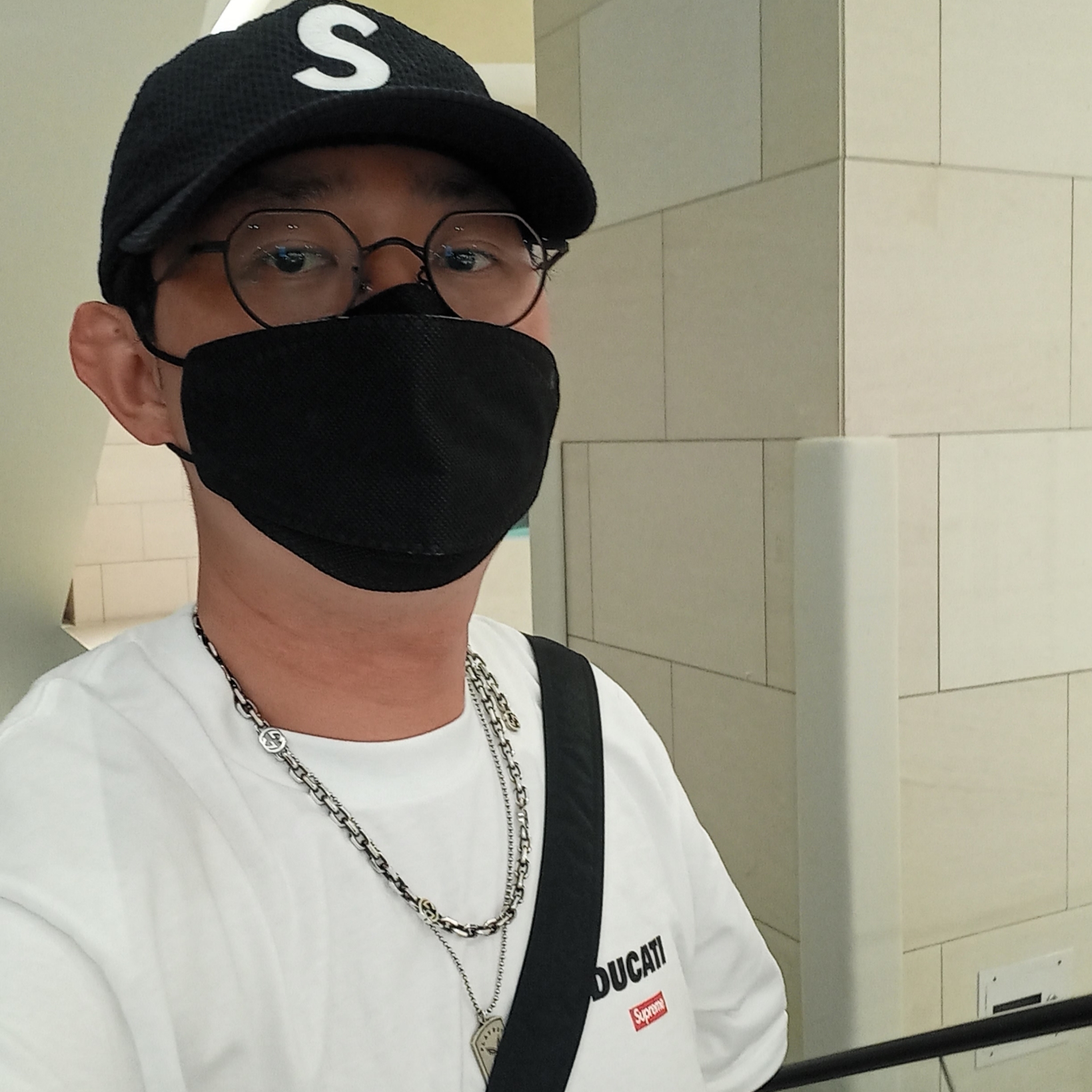 Supreme x Ducati Logos T-Shirt White - 24SS, Supreme x Ducati Track Pants Black - 24SS 착용 스타일 - 7