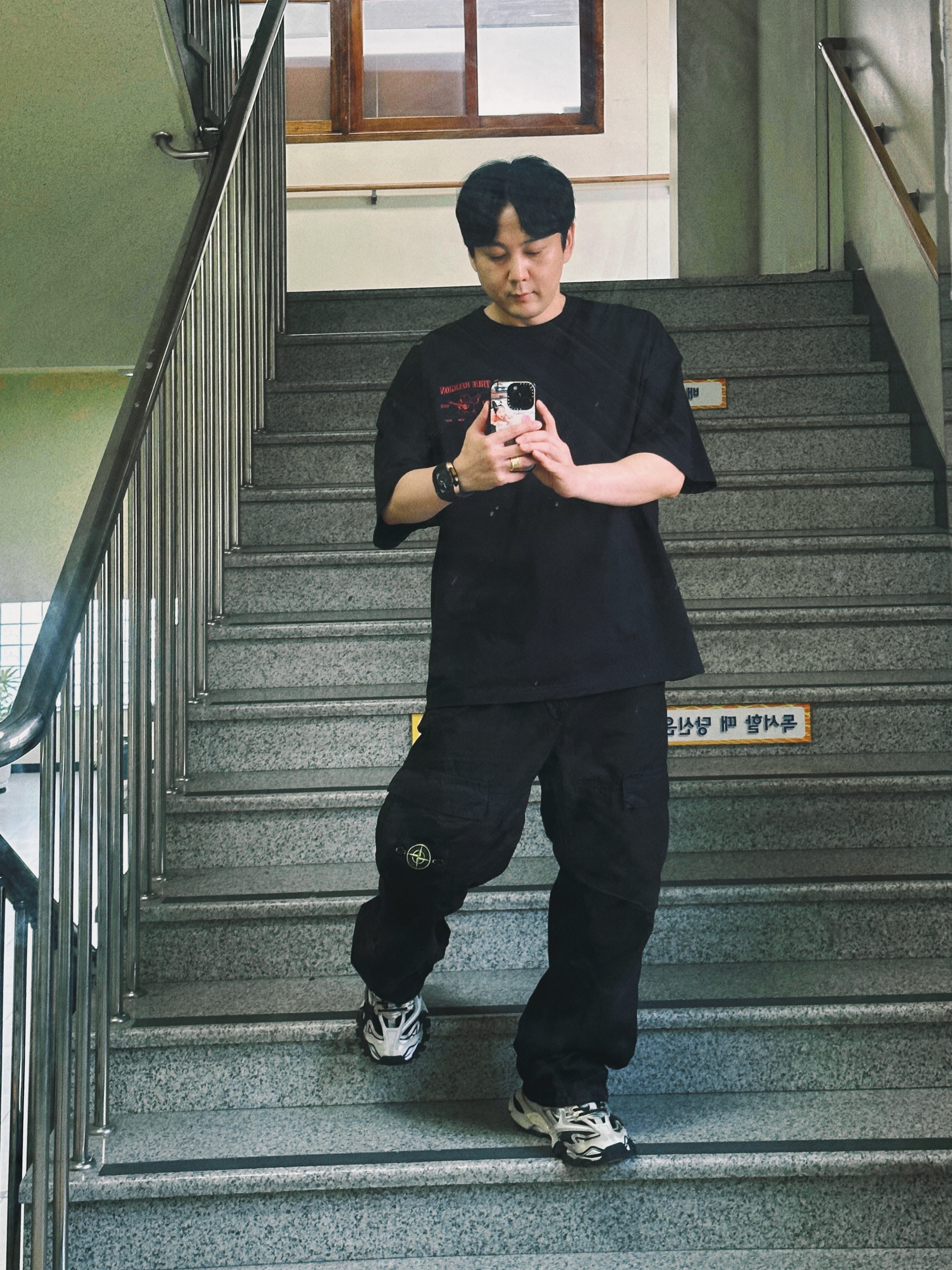 Stone Island 311WA OLD Treatment Brushed Cotton Canvas Cargo Pants Black - 24SS, Balenciaga Track.2 Sneakers Beige Black 착용 스타일 - 1