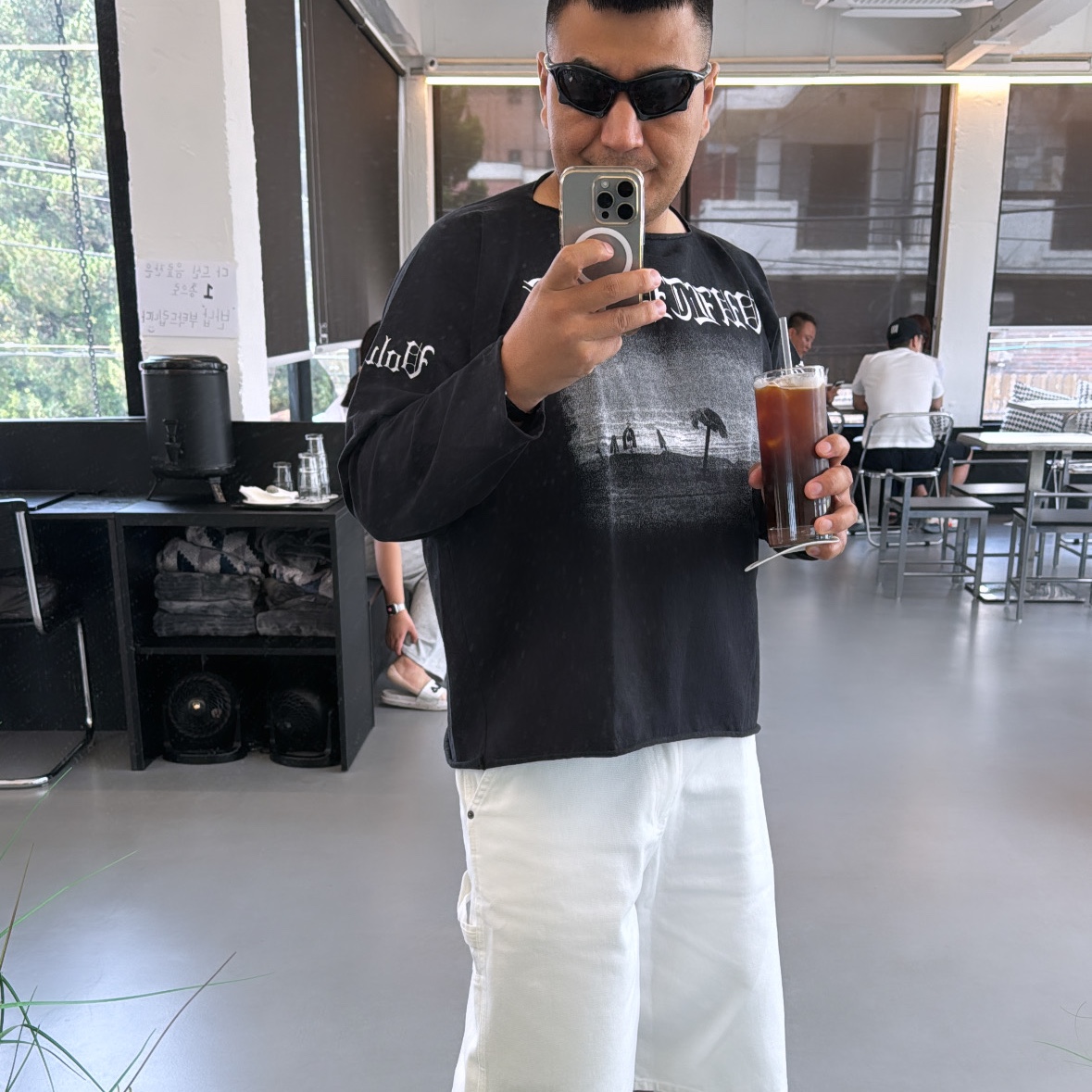 Yeezy YZY Pods Black, Yeezy Vultures Long T-Shirt Black 착용 스타일 - 2