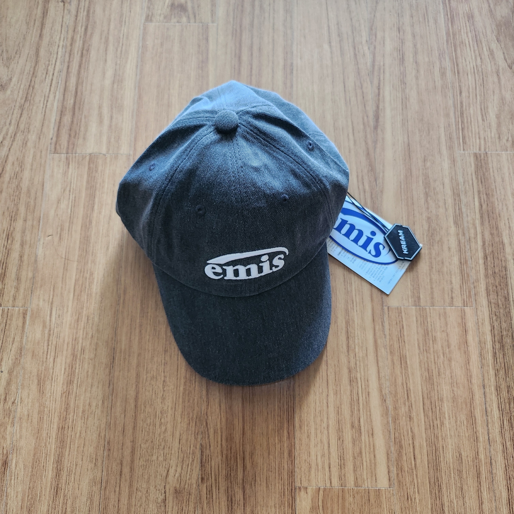 Emis New Logo Pigment Ball Cap Black 착용 스타일