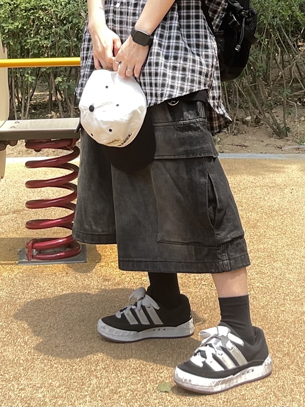 Hello Sunrise  Two Tone Washed OG Logo 6panel Cap Off White & Black, Adidas Adimatic Core Black Carbon 착용 스타일 - 8