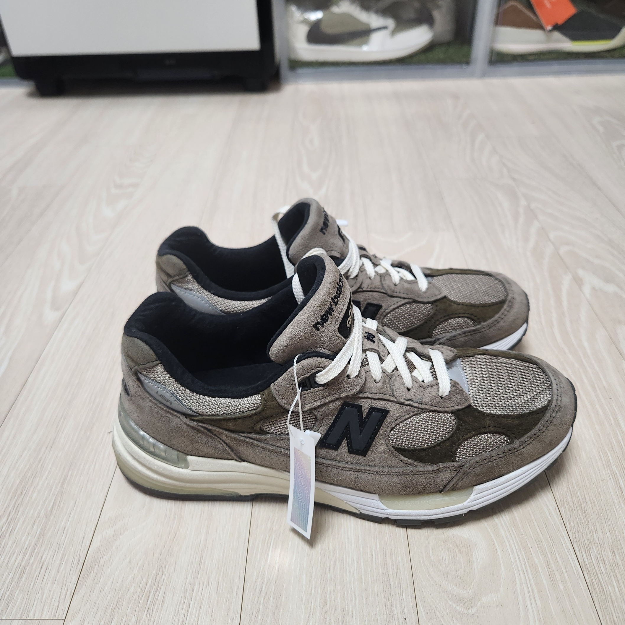 New Balance x JJJJound 992 Made in USA Grey 착용 스타일 - 3