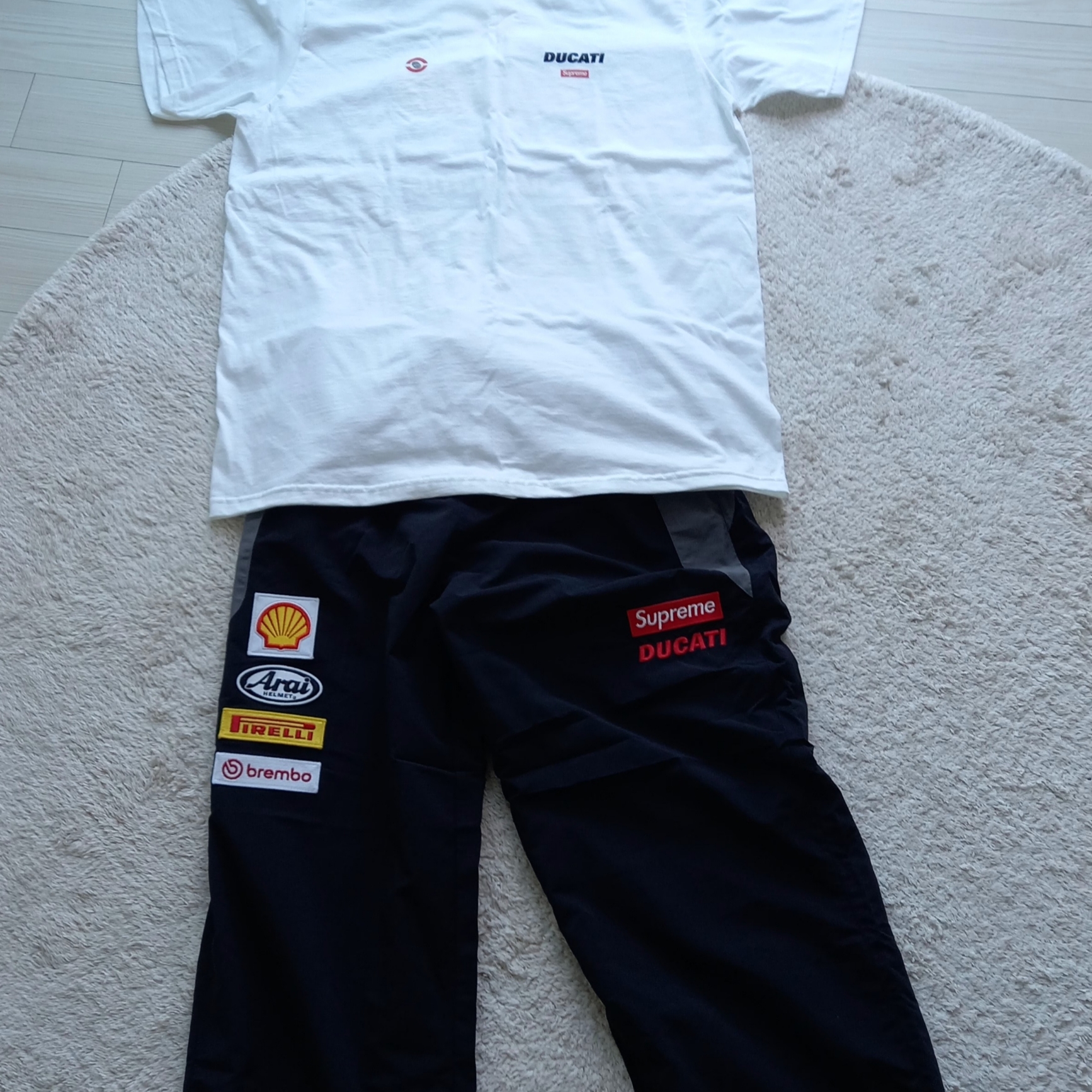 Supreme x Ducati Logos T-Shirt White - 24SS, Supreme x Ducati Track Pants Black - 24SS 착용 스타일 - 9