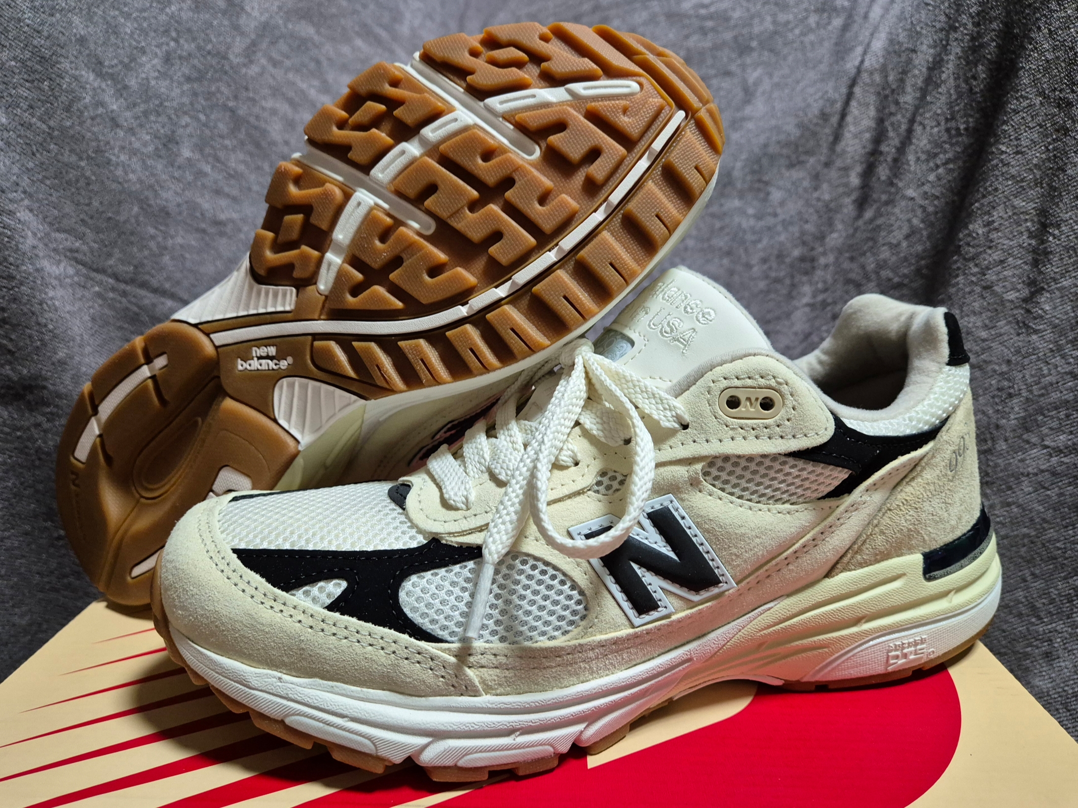 New Balance 993 Made in USA Sea Salt Black 착용 스타일 - 2