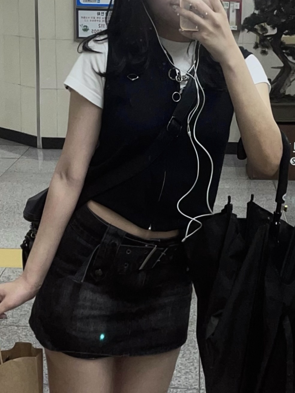 (W) Mischief Rhombus Hooded Knit Vest Black, (W) Calvin Klein Modern Cotton Bikini Brief Black 착용 스타일 - 2