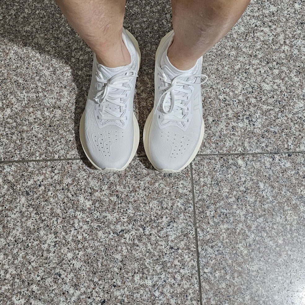 Asics Novablast 4 White 착용 스타일