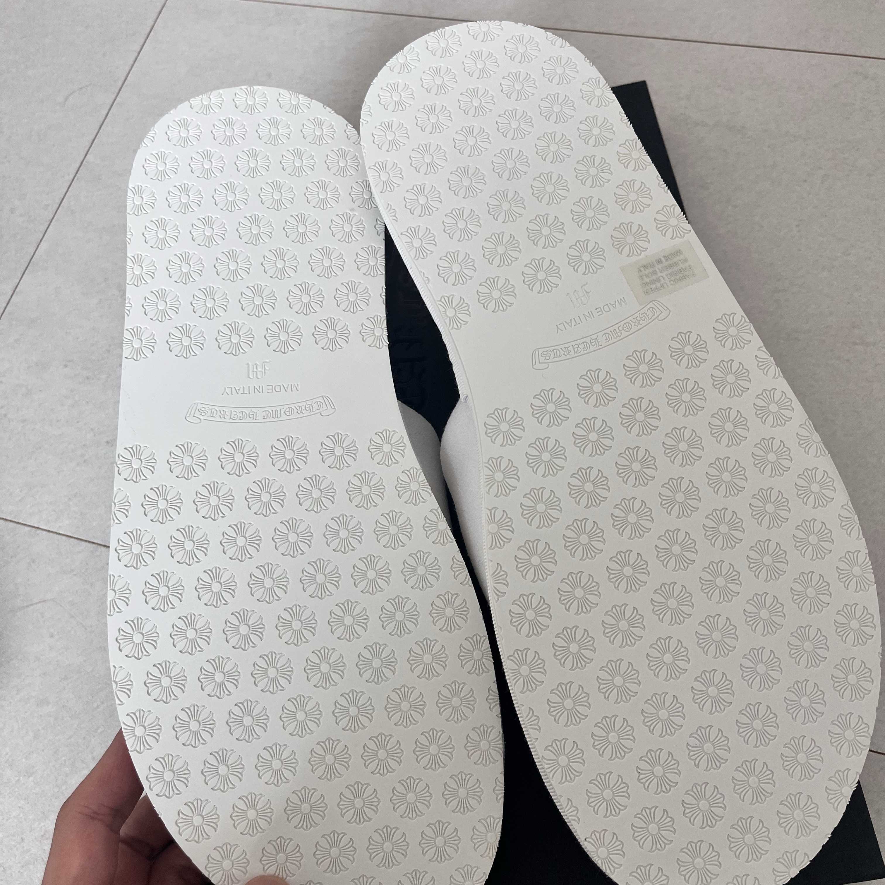 Chrome Hearts Hotel Slippers White 착용 스타일 - 4