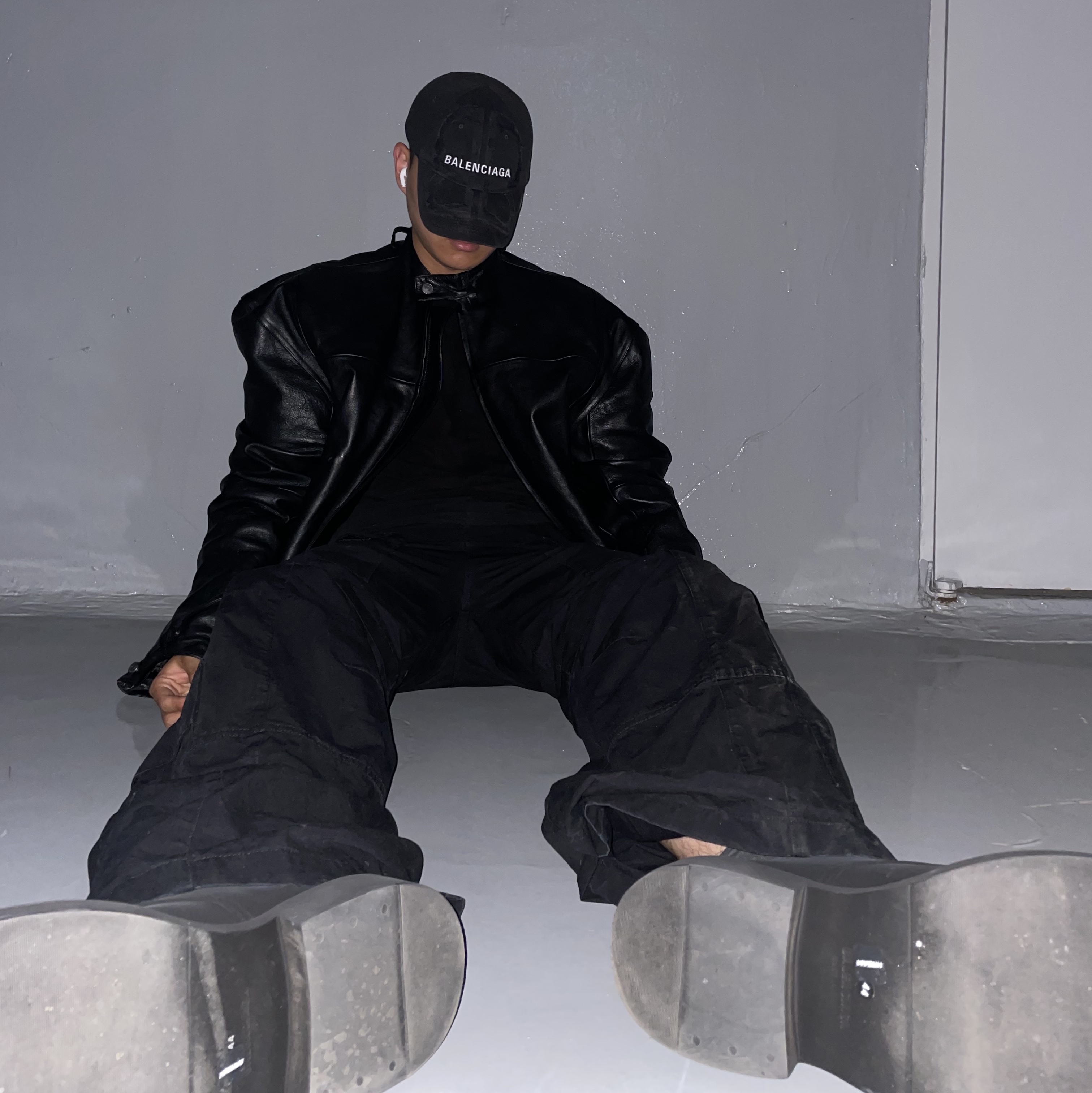 Balenciaga Flared Cargo Pants Black, Balenciaga Steroid Derby Black 착용 스타일 - 1