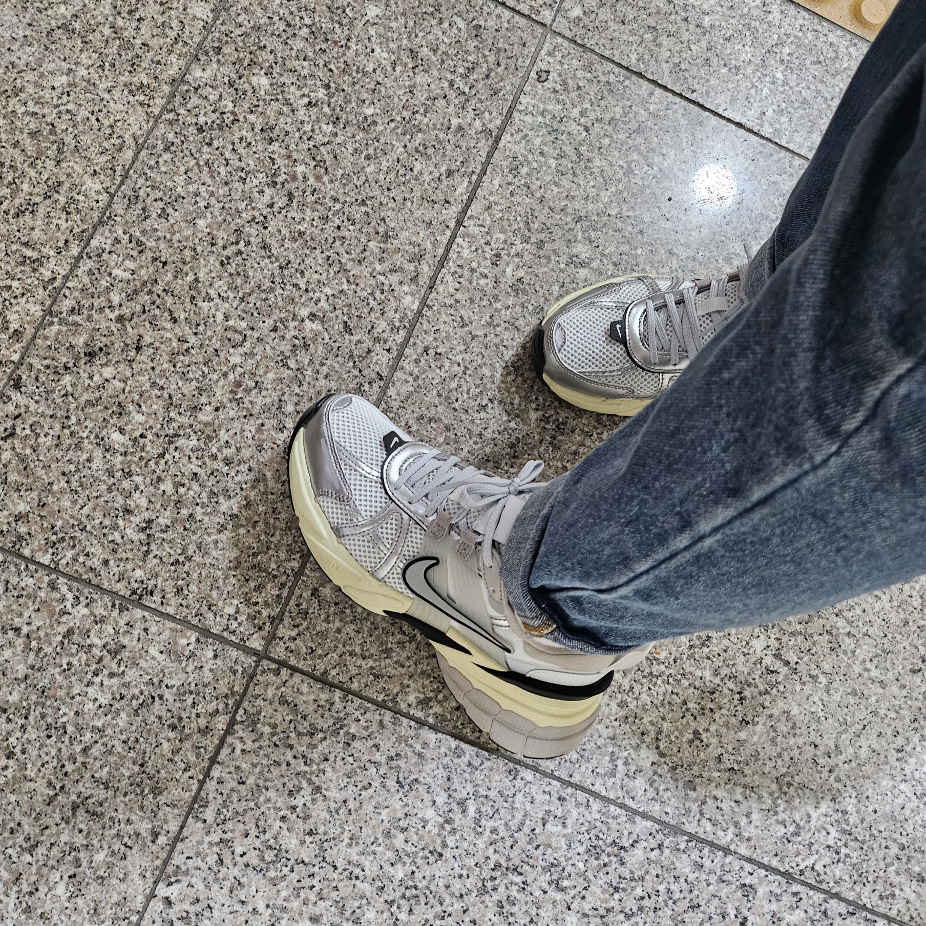 Nike V2K Run Summit White Metallic Silver 착용 스타일 - 1