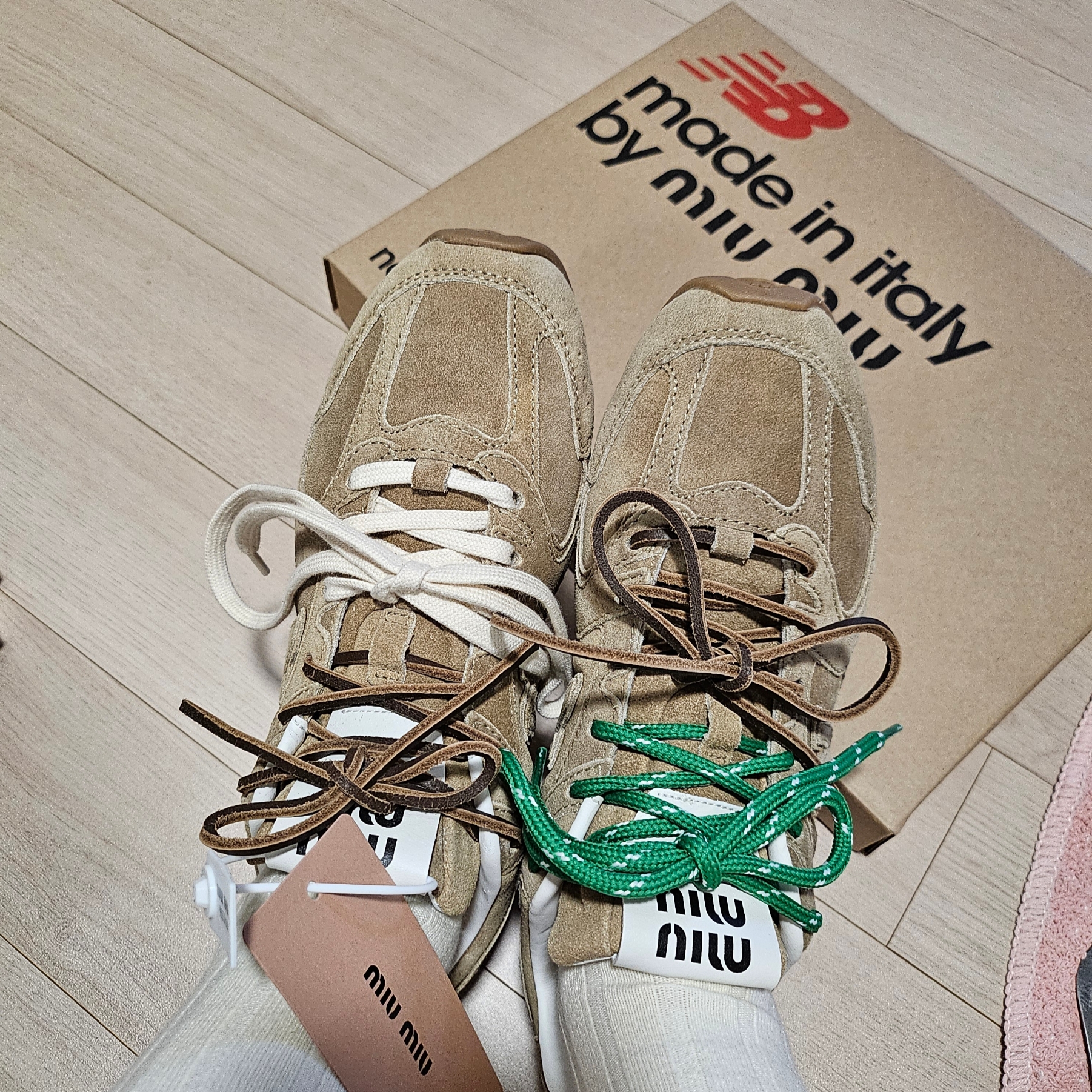 (W) New Balance x Miu Miu 530 Suede Mesh Sneakers Ecru 착용 스타일 - 3