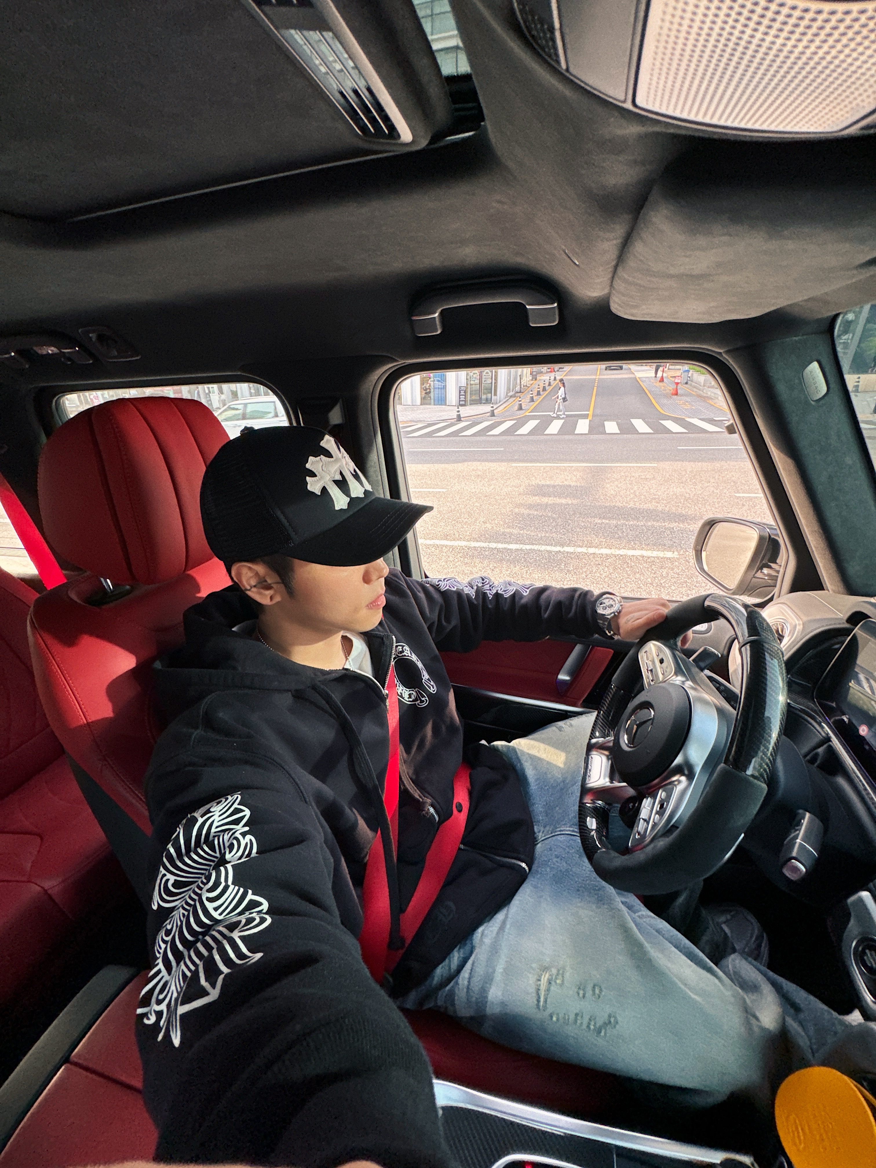 Chrome Hearts Horseshoe Floral Heavyweight Zip-Up Hoodie Black, Chrome Hearts Cemetery Trucker Hat Black 착용 스타일 - 1
