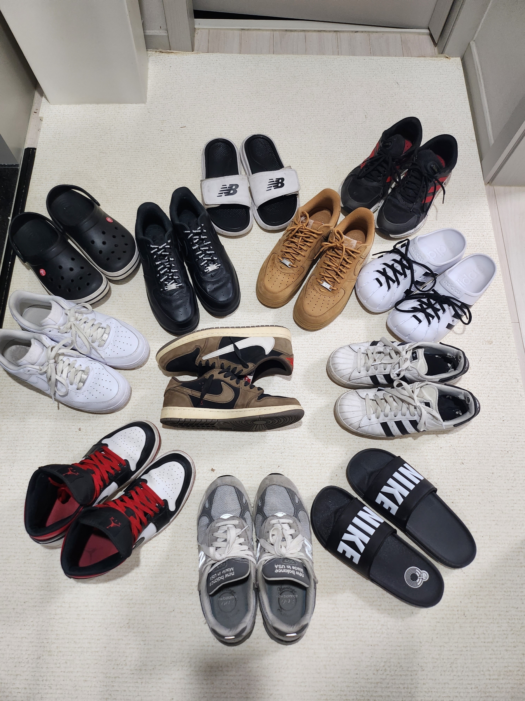 Nike Offcourt Slide Black White, Crocs Bayaband Clog Black White 착용 스타일