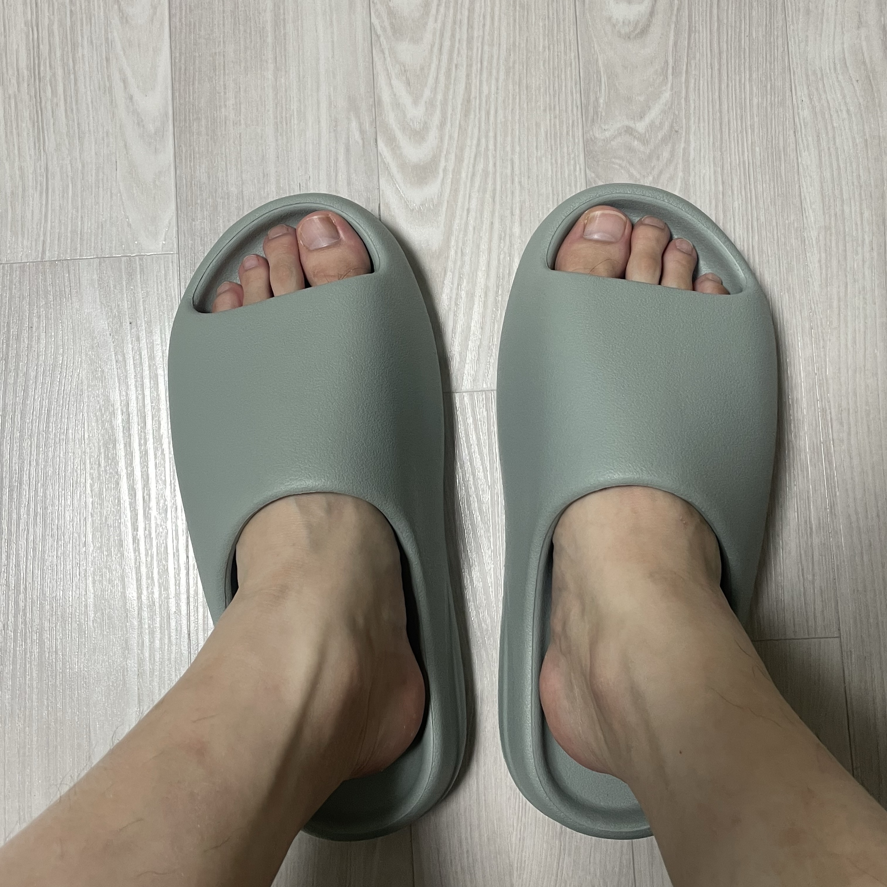 Adidas Yeezy Slide Salt 착용 스타일