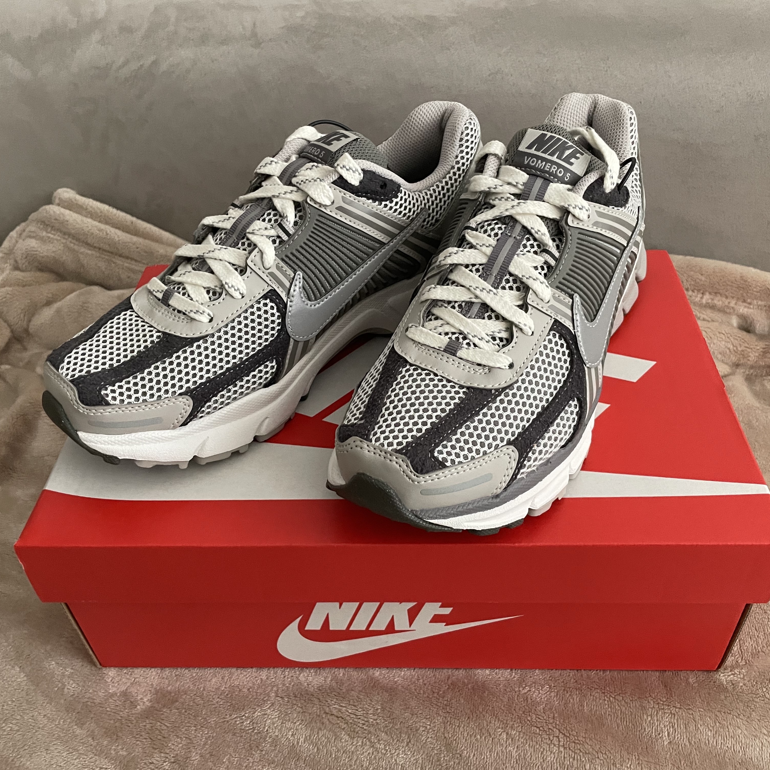 Nike Zoom Vomero 5 PRM Light Iron Ore and Flat Fewter 착용 스타일 - 1