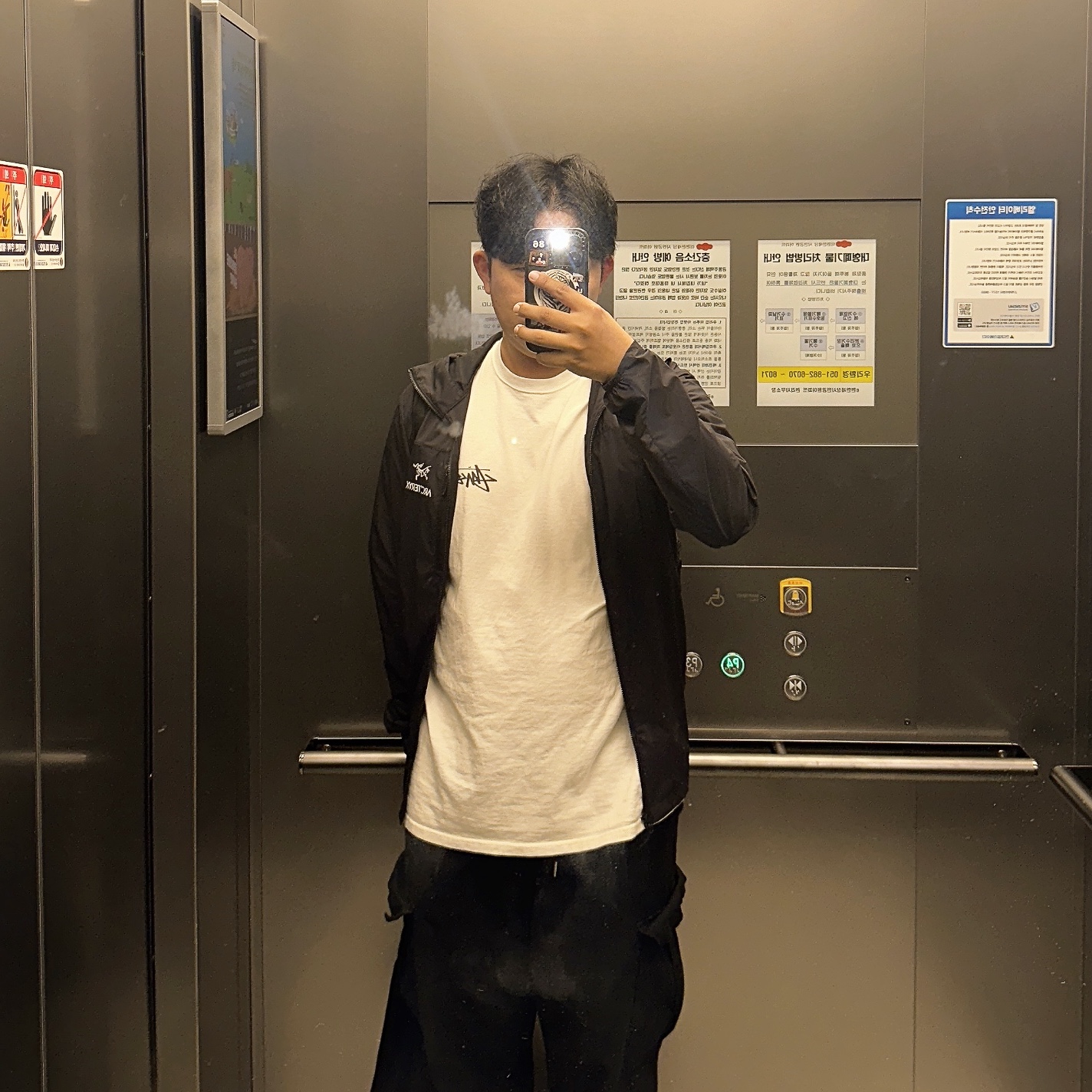 Stussy Kittens T-Shirt White, Arc'teryx Squamish Hoody Black 착용 스타일