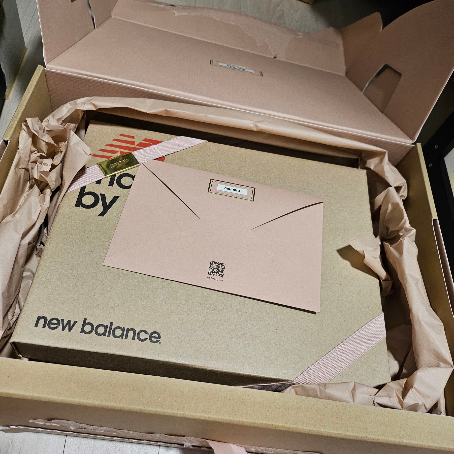 (W) New Balance x Miu Miu 530 Suede Mesh Sneakers Ecru 착용 스타일 - 1