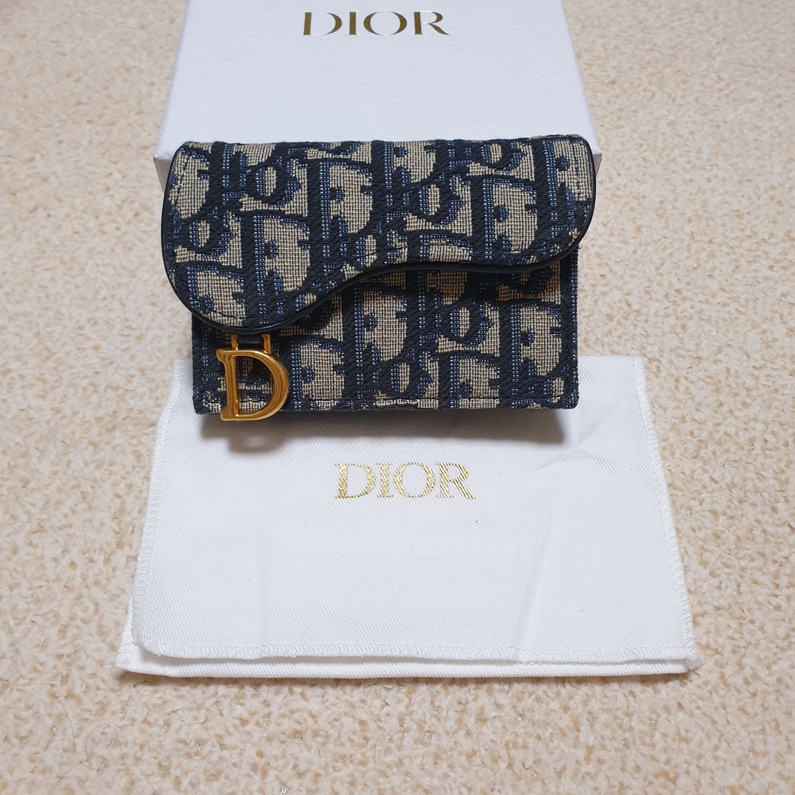 Dior Saddle Flap Card Holder Blue Dior Oblique Jacquard 착용 스타일