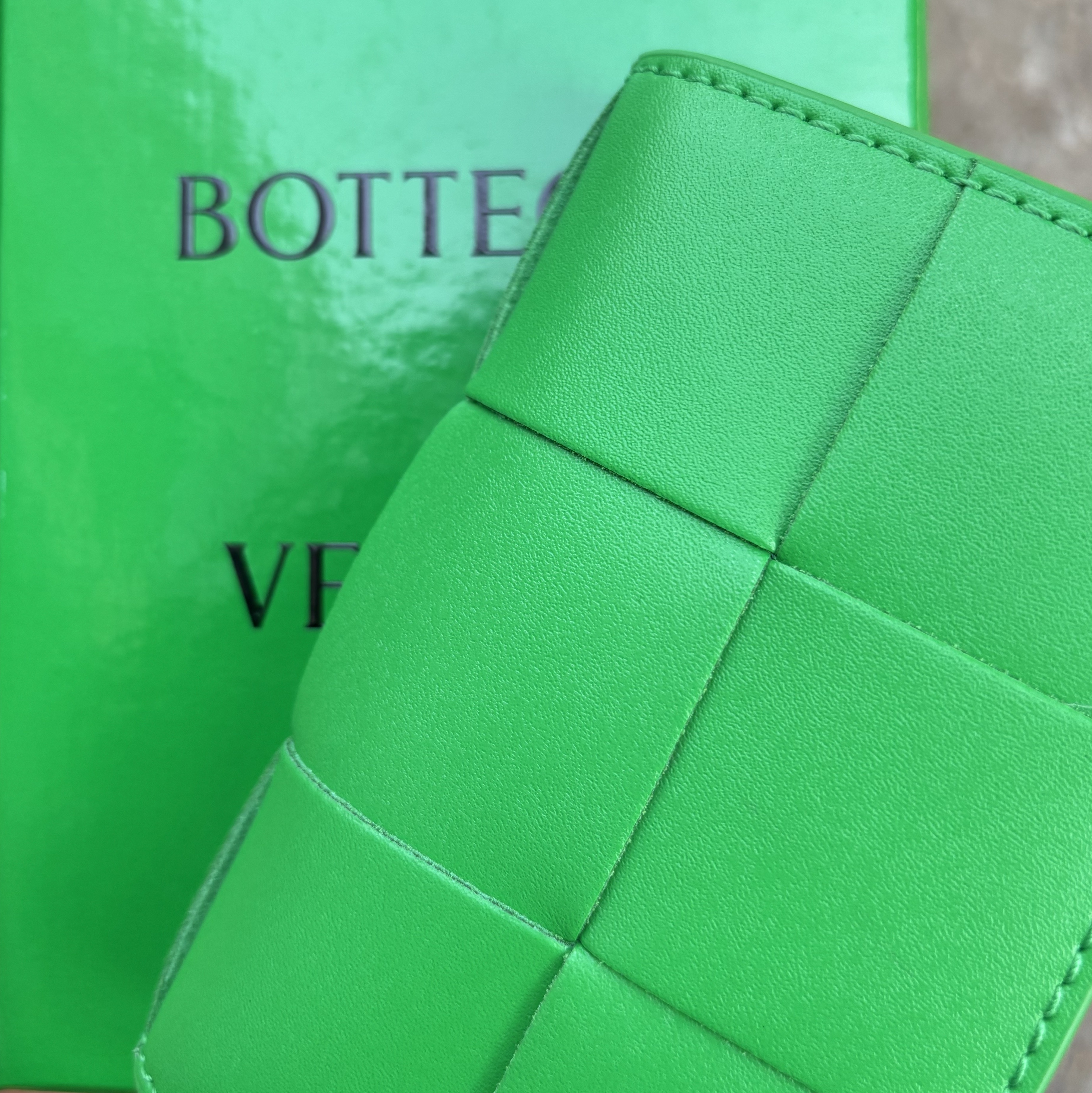 Bottega Veneta Flap Card Case Parakeet 착용 스타일 - 1