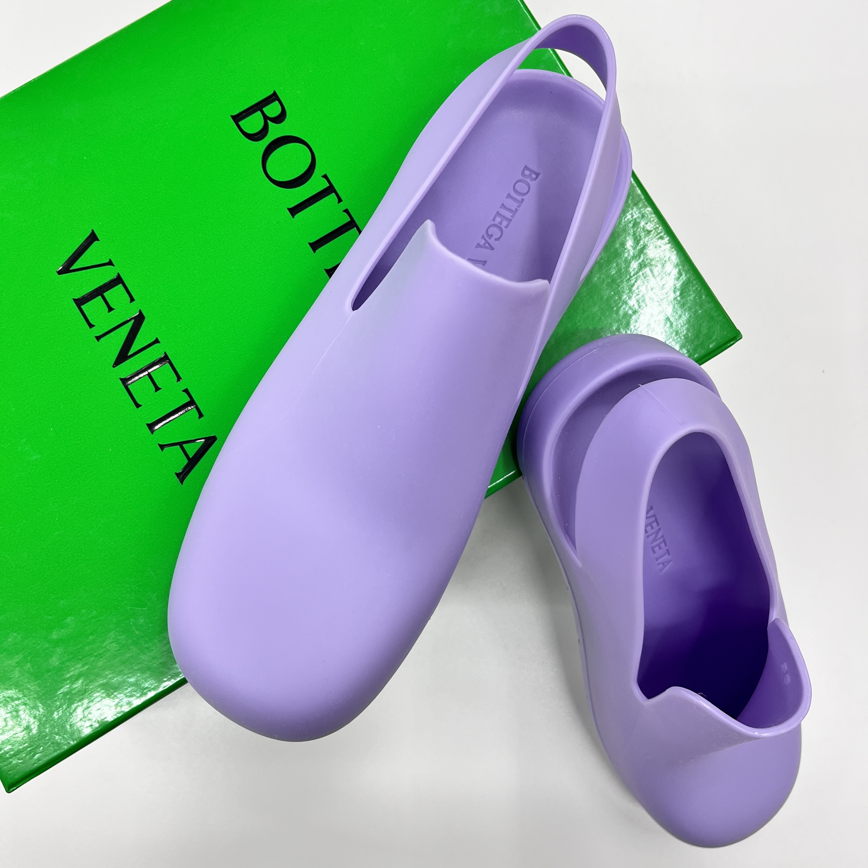 (W) Bottega Veneta Puddle Sandals Wisteria 착용 스타일 - 1