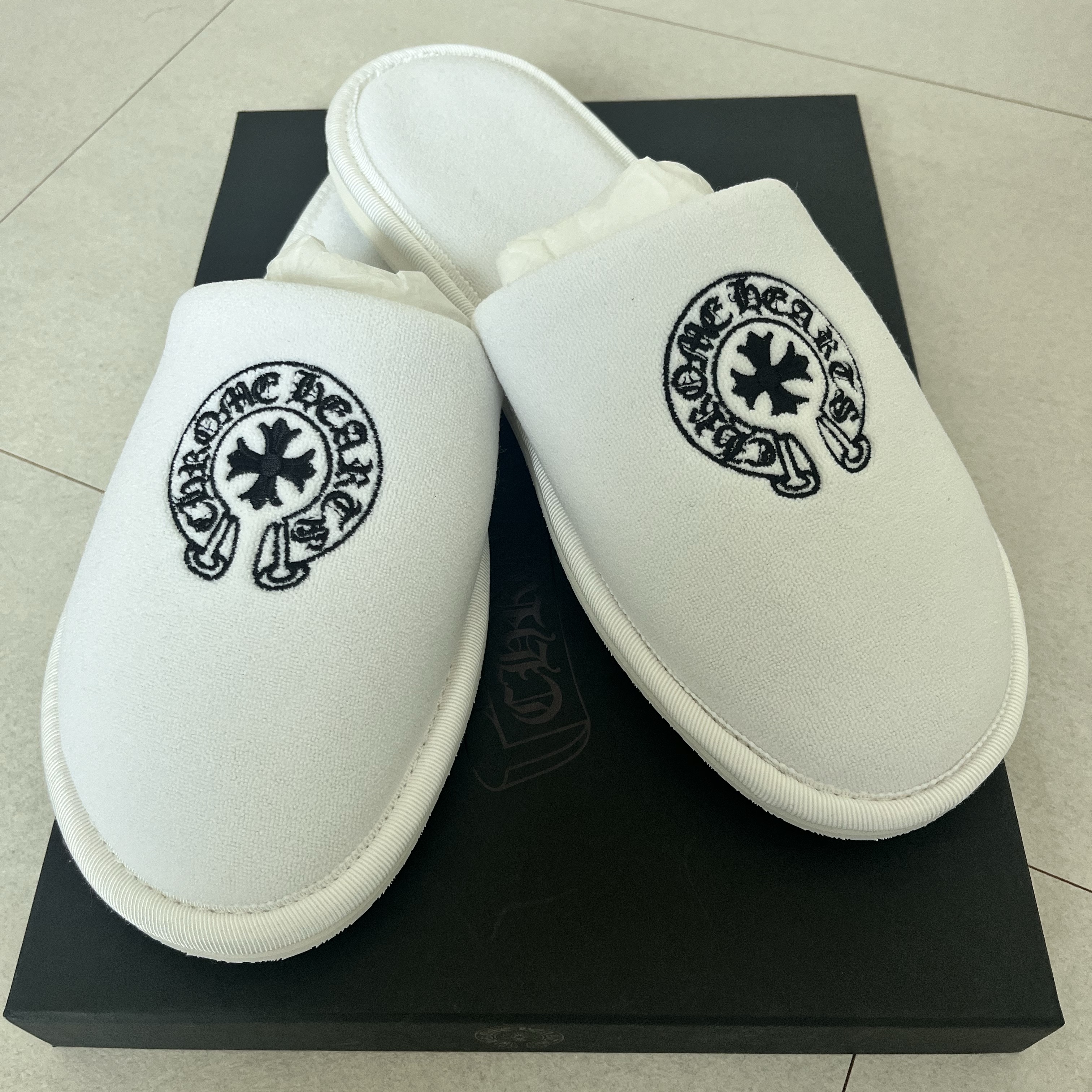 Chrome Hearts Hotel Slippers White 착용 스타일 - 3