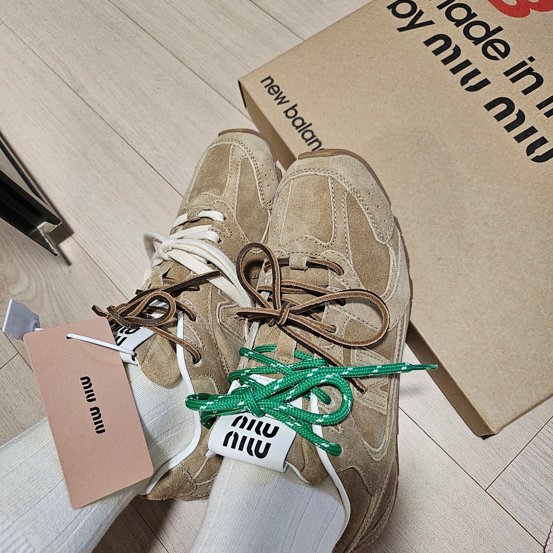 (W) New Balance x Miu Miu 530 Suede Mesh Sneakers Ecru 착용 스타일 - 4