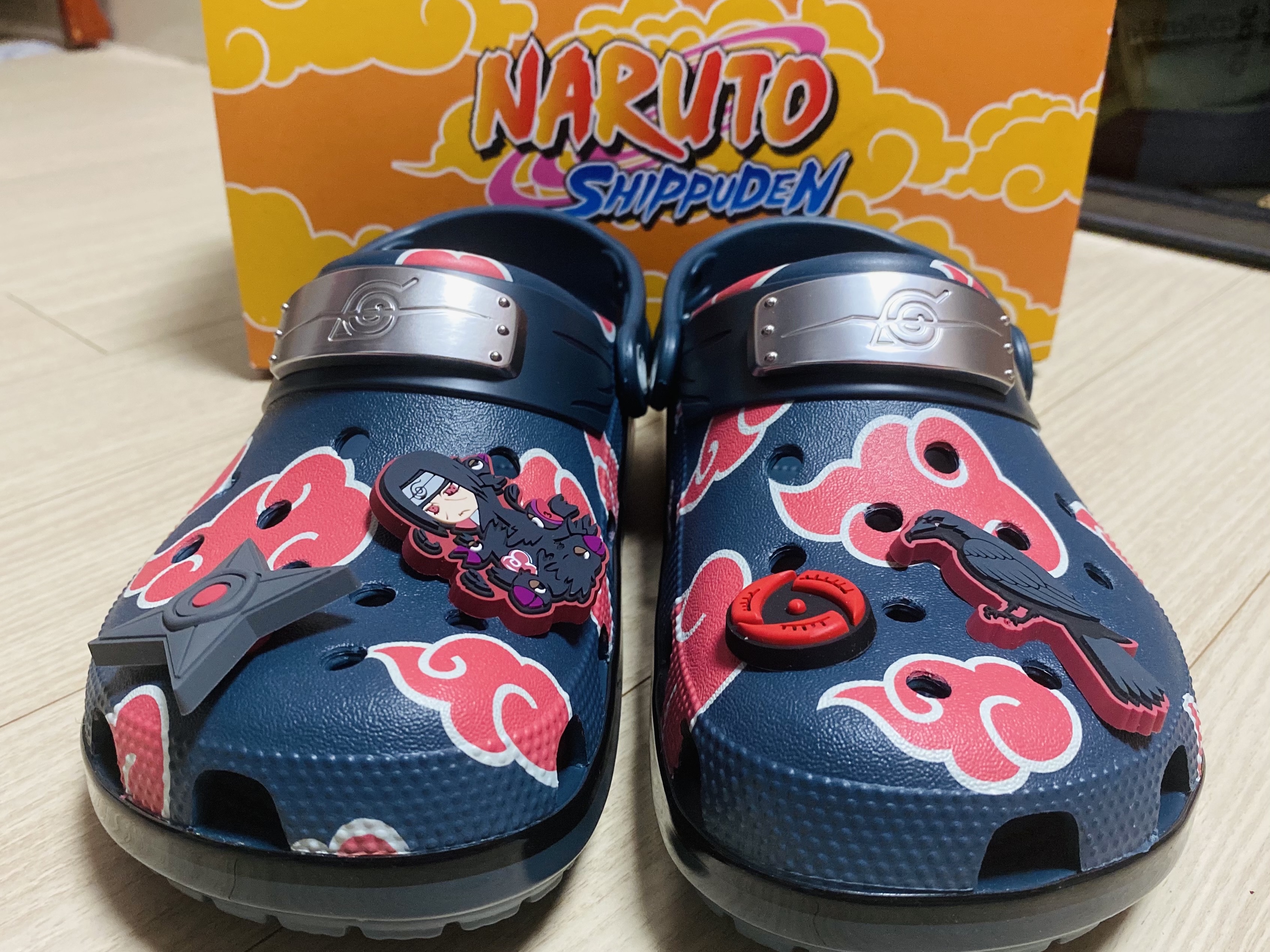 Crocs x Naruto Itachi Classic Clog Nightfall 착용 스타일 - 3