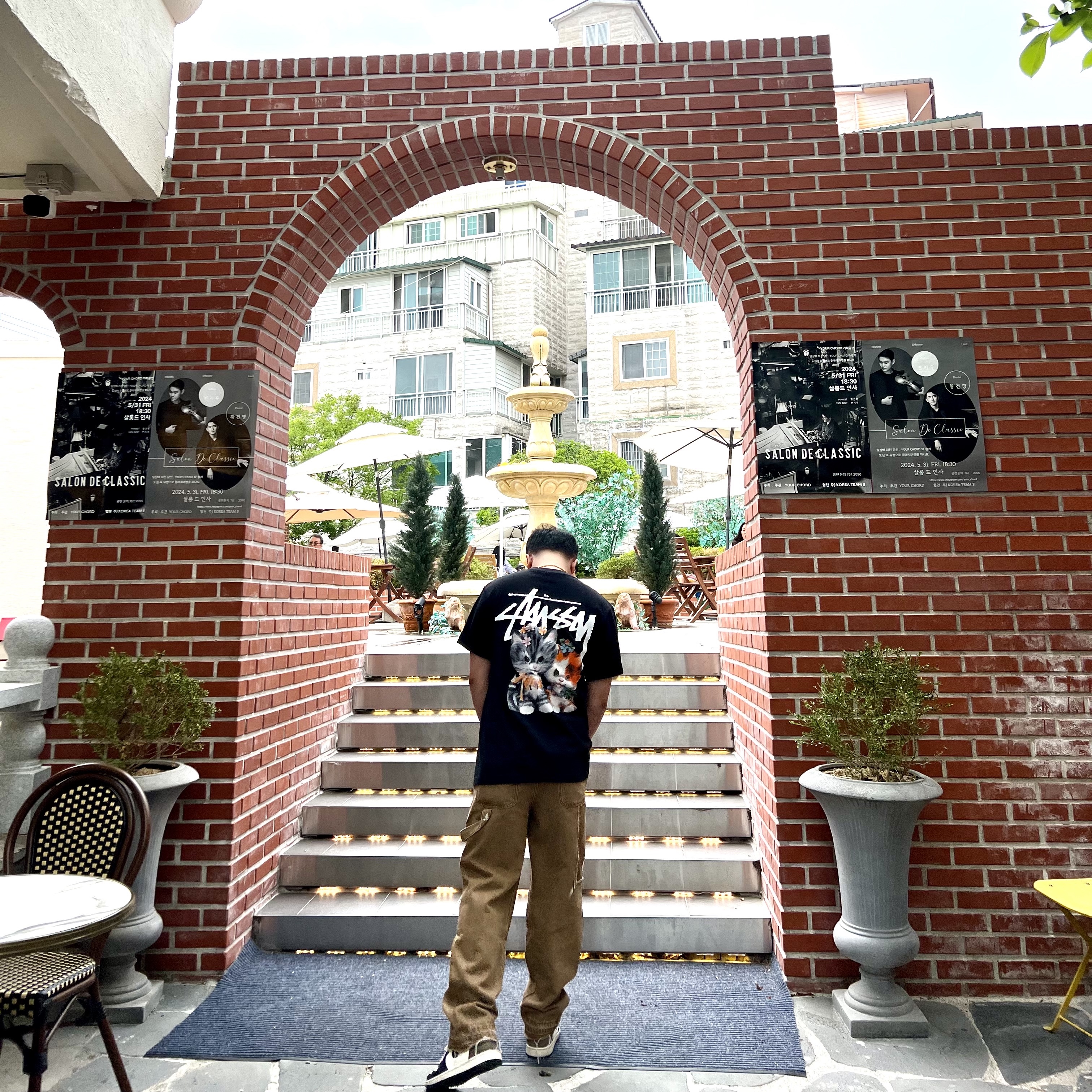 Stussy Kittens T-Shirt Black, Jordan 1 Retro High OG Black Mocha 착용 스타일