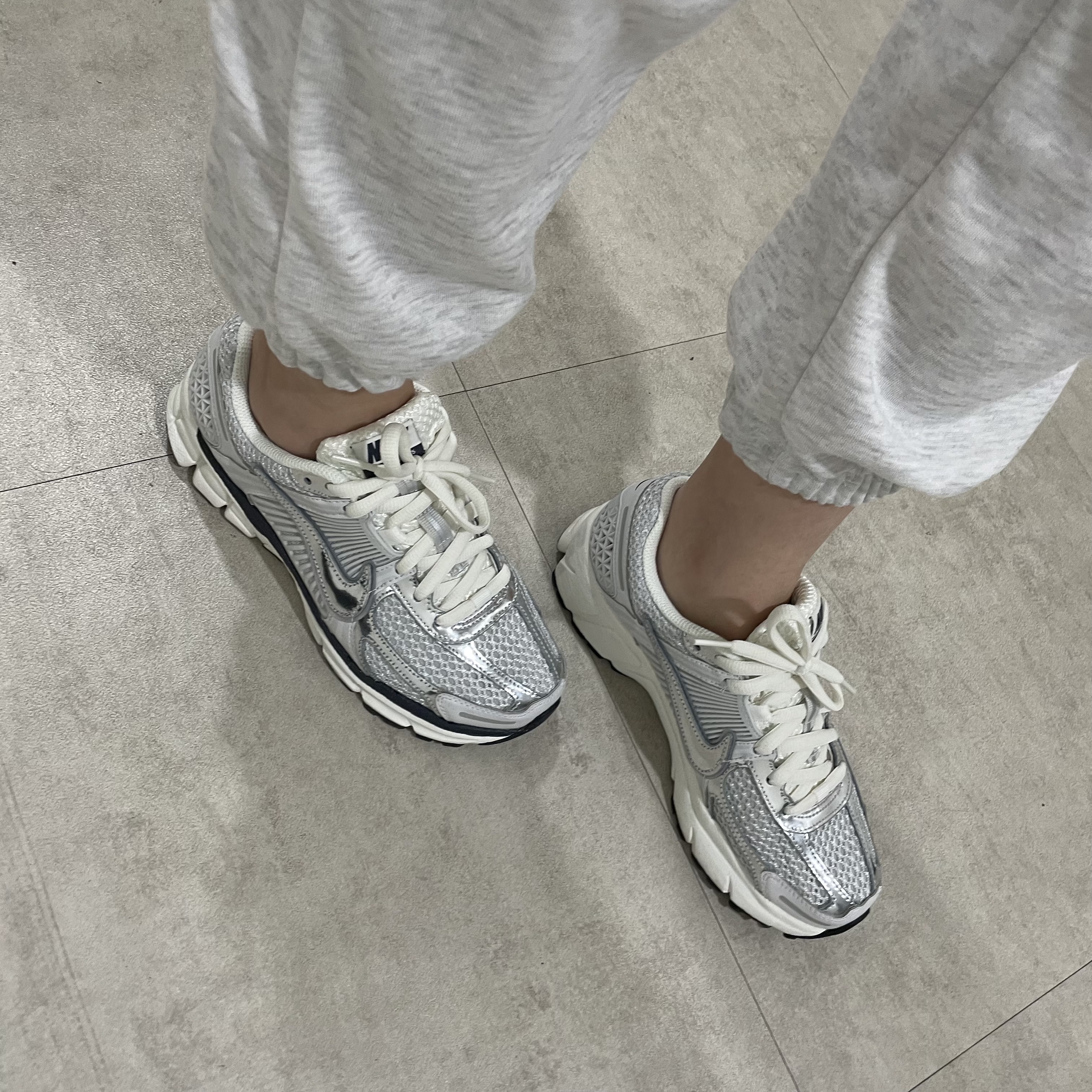 (W) Nike Zoom Vomero 5 Photon Dust and Metallic Silver 착용 스타일 - 3